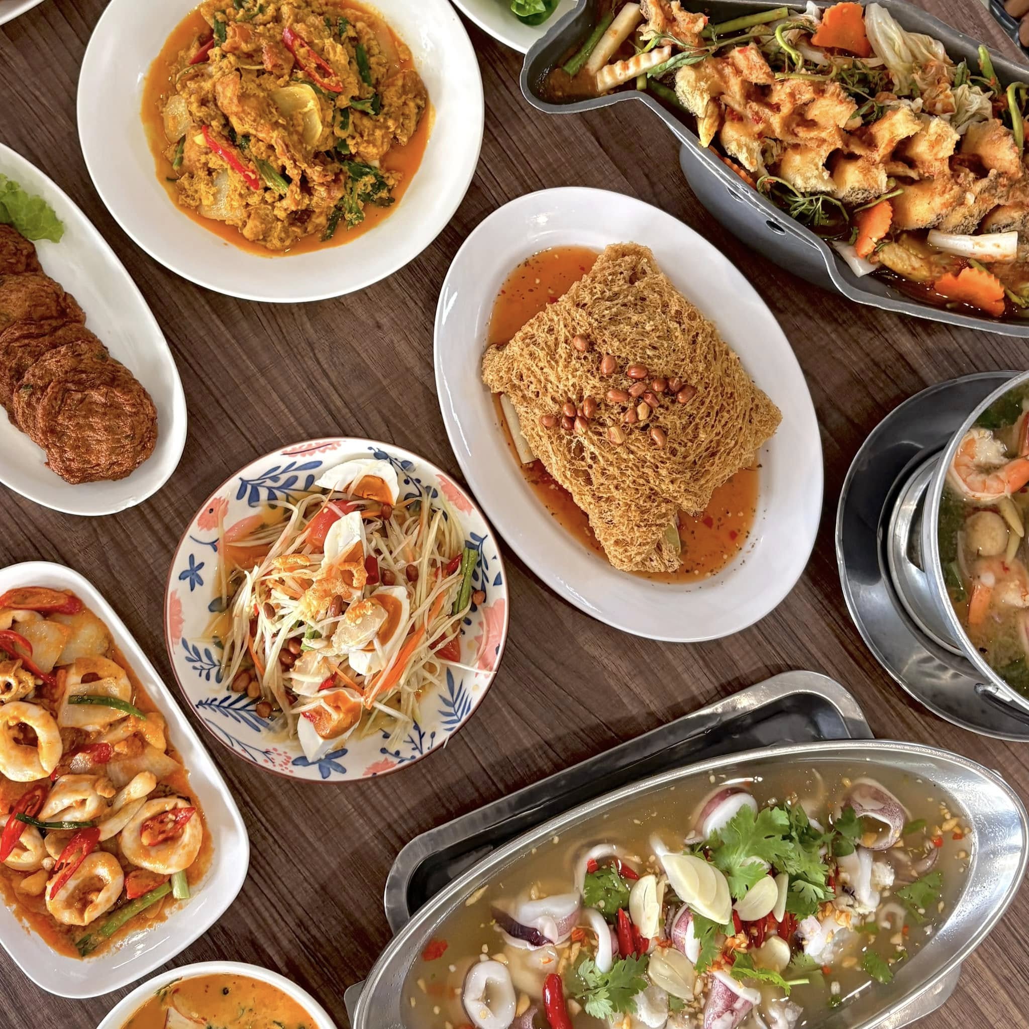 บ้านโพธิ์ริเวอร์ไซด์, ร้านอาหารมธุรสเรือนแพ, Baan Melon Desert, ร้านบ้านเบญฯ, บ้านปูกรรเชียง, ร้านกุ้งนาง, ร้านชวนมา ริมแม่น้ำบางปะกง, ครัวแม่ส้มเกลี้ยง, ครัวปลาเถื่อน, แพเคียงน้ำ, ลุงตีฟและยาย, รวยเรือนแพ, เอกเขนก, ชัยครับ, แพพยงค์ ริมน้ำ, 111/11 บ้านริมคลอง, มีน้ำ มีปลา cafe&amp;restaurant