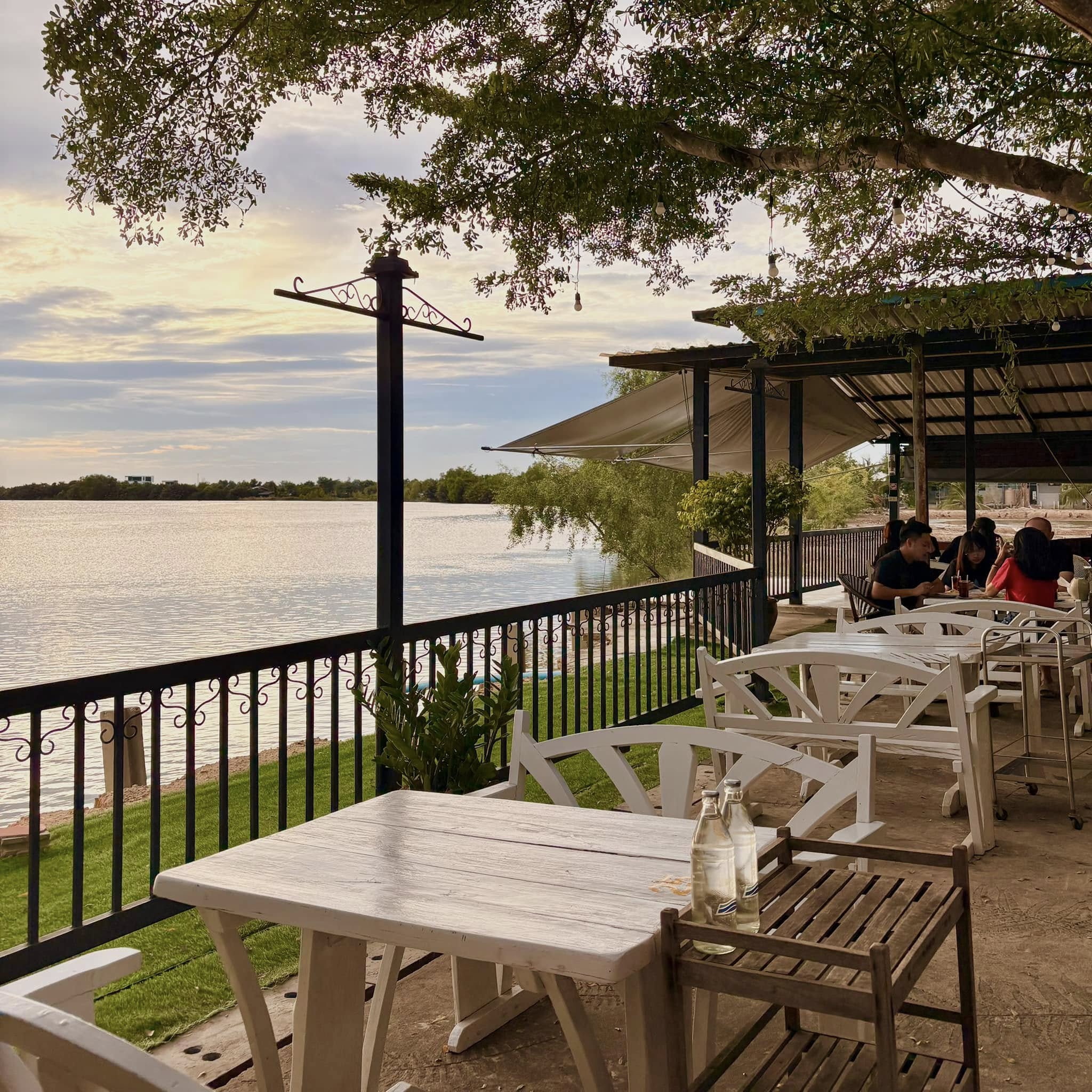 บ้านโพธิ์ริเวอร์ไซด์, ร้านอาหารมธุรสเรือนแพ, Baan Melon Desert, ร้านบ้านเบญฯ, บ้านปูกรรเชียง, ร้านกุ้งนาง, ร้านชวนมา ริมแม่น้ำบางปะกง, ครัวแม่ส้มเกลี้ยง, ครัวปลาเถื่อน, แพเคียงน้ำ, ลุงตีฟและยาย, รวยเรือนแพ, เอกเขนก, ชัยครับ, แพพยงค์ ริมน้ำ, 111/11 บ้านริมคลอง, มีน้ำ มีปลา cafe&amp;restaurant