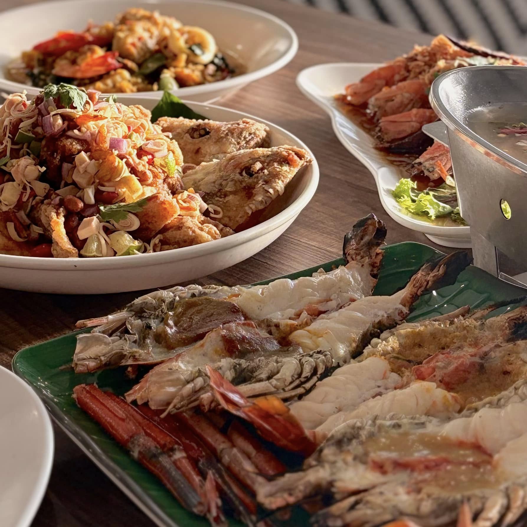 บ้านโพธิ์ริเวอร์ไซด์, ร้านอาหารมธุรสเรือนแพ, Baan Melon Desert, ร้านบ้านเบญฯ, บ้านปูกรรเชียง, ร้านกุ้งนาง, ร้านชวนมา ริมแม่น้ำบางปะกง, ครัวแม่ส้มเกลี้ยง, ครัวปลาเถื่อน, แพเคียงน้ำ, ลุงตีฟและยาย, รวยเรือนแพ, เอกเขนก, ชัยครับ, แพพยงค์ ริมน้ำ, 111/11 บ้านริมคลอง, มีน้ำ มีปลา cafe&amp;restaurant