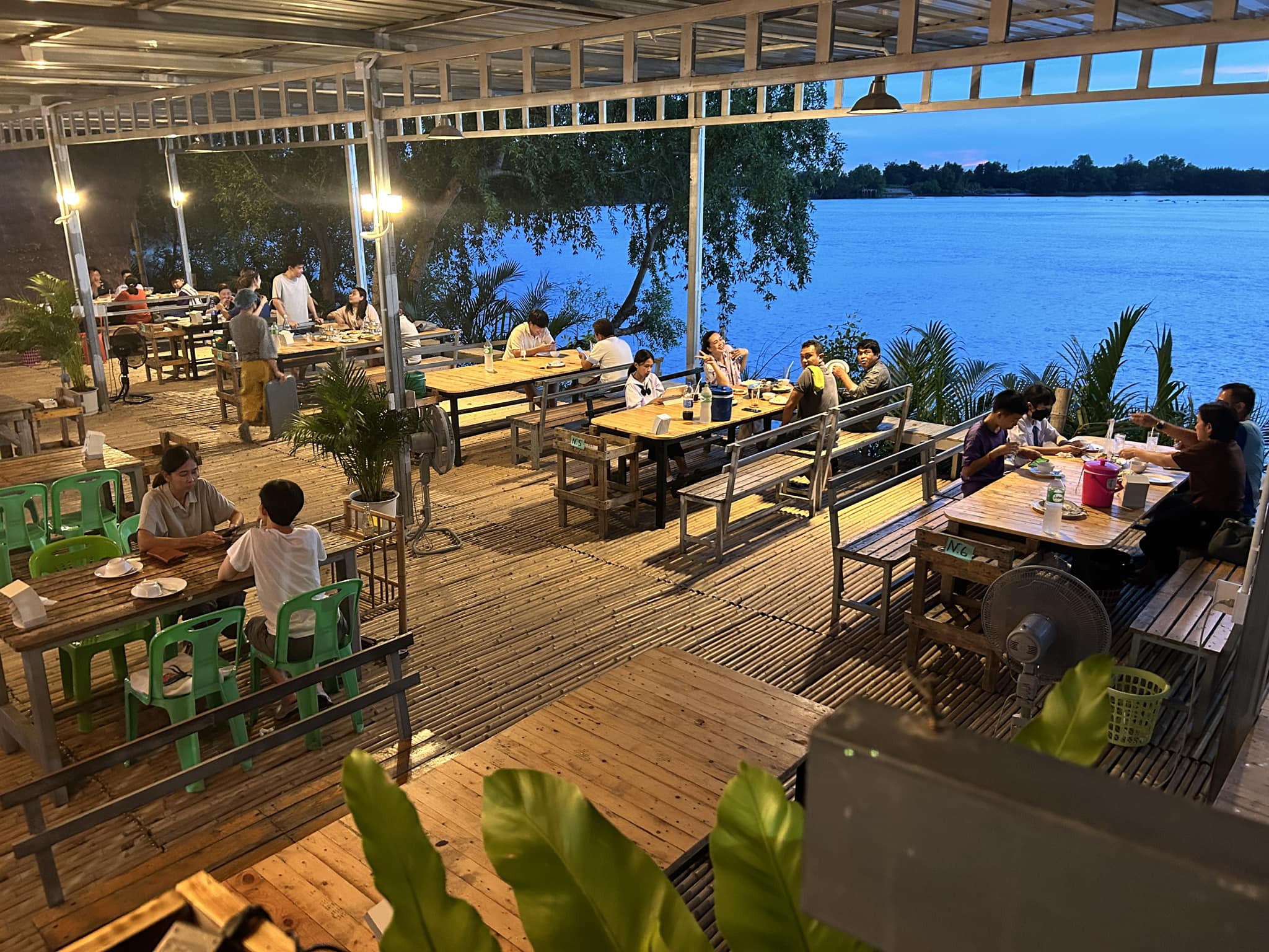 บ้านโพธิ์ริเวอร์ไซด์, ร้านอาหารมธุรสเรือนแพ, Baan Melon Desert, ร้านบ้านเบญฯ, บ้านปูกรรเชียง, ร้านกุ้งนาง, ร้านชวนมา ริมแม่น้ำบางปะกง, ครัวแม่ส้มเกลี้ยง, ครัวปลาเถื่อน, แพเคียงน้ำ, ลุงตีฟและยาย, รวยเรือนแพ, เอกเขนก, ชัยครับ, แพพยงค์ ริมน้ำ, 111/11 บ้านริมคลอง, มีน้ำ มีปลา cafe&amp;restaurant