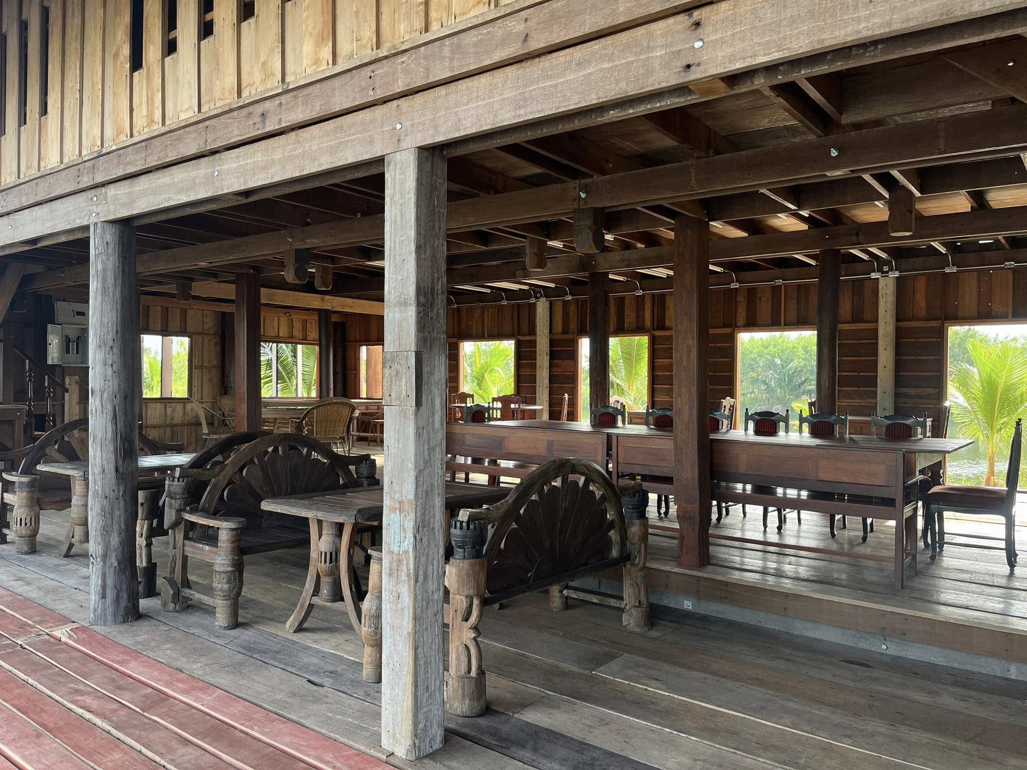 บ้านโพธิ์ริเวอร์ไซด์, ร้านอาหารมธุรสเรือนแพ, Baan Melon Desert, ร้านบ้านเบญฯ, บ้านปูกรรเชียง, ร้านกุ้งนาง, ร้านชวนมา ริมแม่น้ำบางปะกง, ครัวแม่ส้มเกลี้ยง, ครัวปลาเถื่อน, แพเคียงน้ำ, ลุงตีฟและยาย, รวยเรือนแพ, เอกเขนก, ชัยครับ, แพพยงค์ ริมน้ำ, 111/11 บ้านริมคลอง, มีน้ำ มีปลา cafe&amp;restaurant