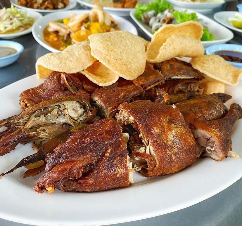 บ้านโพธิ์ริเวอร์ไซด์, ร้านอาหารมธุรสเรือนแพ, Baan Melon Desert, ร้านบ้านเบญฯ, บ้านปูกรรเชียง, ร้านกุ้งนาง, ร้านชวนมา ริมแม่น้ำบางปะกง, ครัวแม่ส้มเกลี้ยง, ครัวปลาเถื่อน, แพเคียงน้ำ, ลุงตีฟและยาย, รวยเรือนแพ, เอกเขนก, ชัยครับ, แพพยงค์ ริมน้ำ, 111/11 บ้านริมคลอง, มีน้ำ มีปลา cafe&amp;restaurant