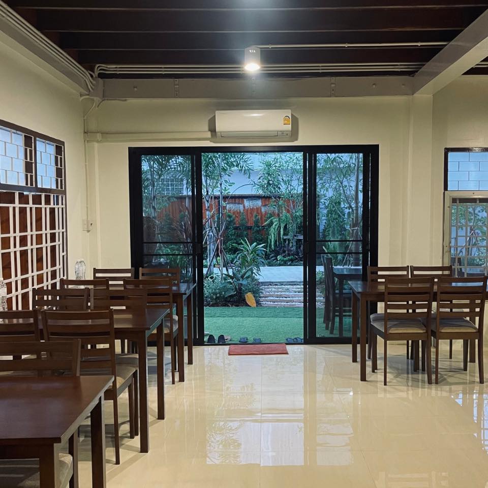 ครัวเจ๊นงค์ซีฟู๊ด, แม่ลูกจันทน์, สาขาบางตะบูน, โคตรหมู, ครัวริมเล ปูเป็น, Luckyseafood 2, ครัวไข่มุกปูเป็น, เจ๊เหมียวทะเลสด, เปลญวน เพชรบุรี, ครัวเพชรน้ำฟ้า, วิวทะเลซีฟู้ดชะอำ, ป้าหยัน, พวงเพชร, ครัวห้วยทราย, กิ่งกาญจน์, รีแล็กซ์ เพชรบุรี, เรือแลเล บางตะบูน, สวนอาหาร "ล้านอร่อย", บางตะบูนเบย์, ครัวปรียานนท์ หาดเจ้าสำราญ, สังเวียนซีฟู้ด Sungwean seafood