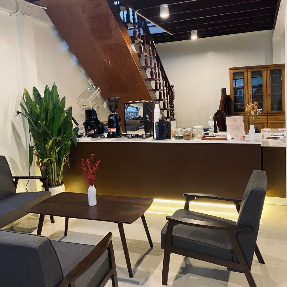 ครัวเจ๊นงค์ซีฟู๊ด, แม่ลูกจันทน์, สาขาบางตะบูน, โคตรหมู, ครัวริมเล ปูเป็น, Luckyseafood 2, ครัวไข่มุกปูเป็น, เจ๊เหมียวทะเลสด, เปลญวน เพชรบุรี, ครัวเพชรน้ำฟ้า, วิวทะเลซีฟู้ดชะอำ, ป้าหยัน, พวงเพชร, ครัวห้วยทราย, กิ่งกาญจน์, รีแล็กซ์ เพชรบุรี, เรือแลเล บางตะบูน, สวนอาหาร "ล้านอร่อย", บางตะบูนเบย์, ครัวปรียานนท์ หาดเจ้าสำราญ, สังเวียนซีฟู้ด Sungwean seafood