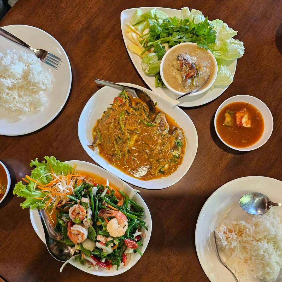 ครัวเจ๊นงค์ซีฟู๊ด, แม่ลูกจันทน์, สาขาบางตะบูน, โคตรหมู, ครัวริมเล ปูเป็น, Luckyseafood 2, ครัวไข่มุกปูเป็น, เจ๊เหมียวทะเลสด, เปลญวน เพชรบุรี, ครัวเพชรน้ำฟ้า, วิวทะเลซีฟู้ดชะอำ, ป้าหยัน, พวงเพชร, ครัวห้วยทราย, กิ่งกาญจน์, รีแล็กซ์ เพชรบุรี, เรือแลเล บางตะบูน, สวนอาหาร "ล้านอร่อย", บางตะบูนเบย์, ครัวปรียานนท์ หาดเจ้าสำราญ, สังเวียนซีฟู้ด Sungwean seafood