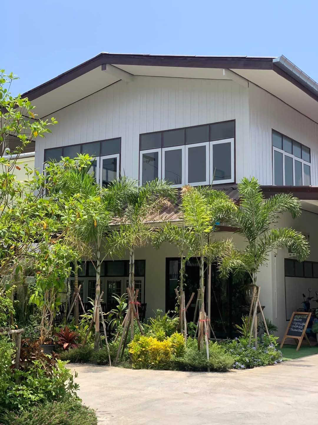 ครัวเจ๊นงค์ซีฟู๊ด, แม่ลูกจันทน์, สาขาบางตะบูน, โคตรหมู, ครัวริมเล ปูเป็น, Luckyseafood 2, ครัวไข่มุกปูเป็น, เจ๊เหมียวทะเลสด, เปลญวน เพชรบุรี, ครัวเพชรน้ำฟ้า, วิวทะเลซีฟู้ดชะอำ, ป้าหยัน, พวงเพชร, ครัวห้วยทราย, กิ่งกาญจน์, รีแล็กซ์ เพชรบุรี, เรือแลเล บางตะบูน, สวนอาหาร "ล้านอร่อย", บางตะบูนเบย์, ครัวปรียานนท์ หาดเจ้าสำราญ, สังเวียนซีฟู้ด Sungwean seafood