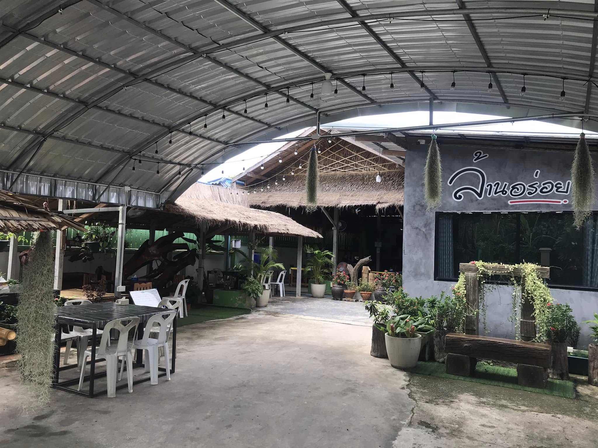 ครัวเจ๊นงค์ซีฟู๊ด, แม่ลูกจันทน์, สาขาบางตะบูน, โคตรหมู, ครัวริมเล ปูเป็น, Luckyseafood 2, ครัวไข่มุกปูเป็น, เจ๊เหมียวทะเลสด, เปลญวน เพชรบุรี, ครัวเพชรน้ำฟ้า, วิวทะเลซีฟู้ดชะอำ, ป้าหยัน, พวงเพชร, ครัวห้วยทราย, กิ่งกาญจน์, รีแล็กซ์ เพชรบุรี, เรือแลเล บางตะบูน, สวนอาหาร "ล้านอร่อย", บางตะบูนเบย์, ครัวปรียานนท์ หาดเจ้าสำราญ, สังเวียนซีฟู้ด Sungwean seafood