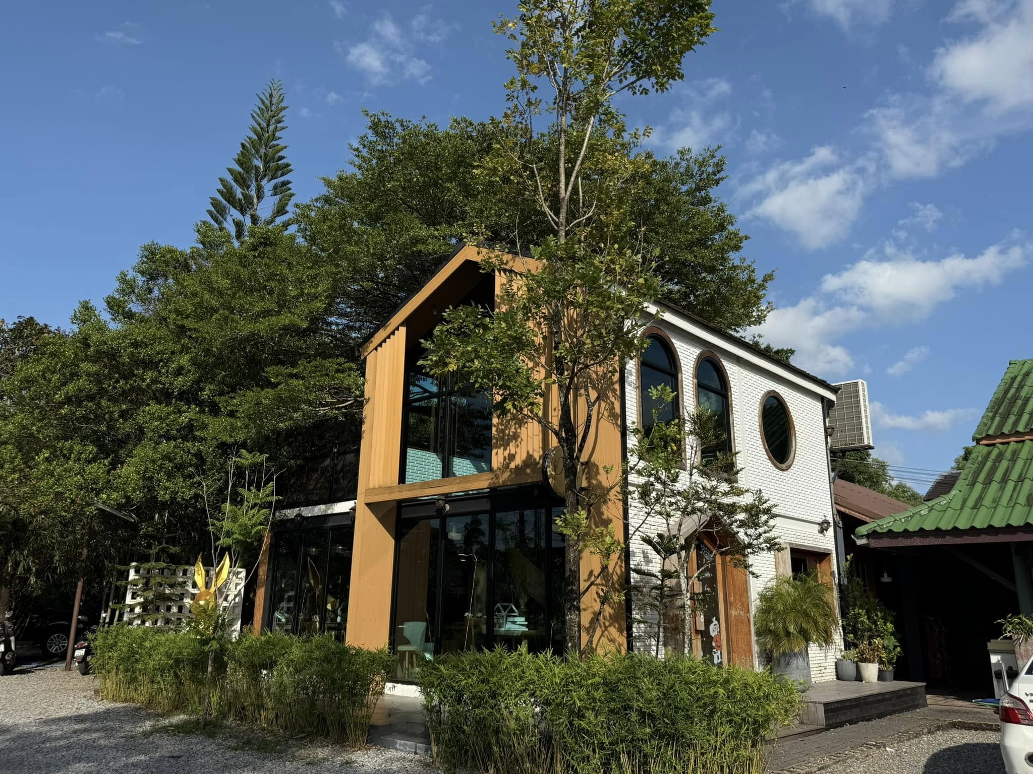 YOO CHAN CAFE, เล เกลือ คาเฟ่, Momentum Cafe, Sugar Dish Homemade Cake, แดดส่องคาเฟ่, Chan Cafe', URSular Cafe, ปูจ๋าคาเฟ่ จันทบุรี, บางเวลา กาแฟและแกลเลอรี่