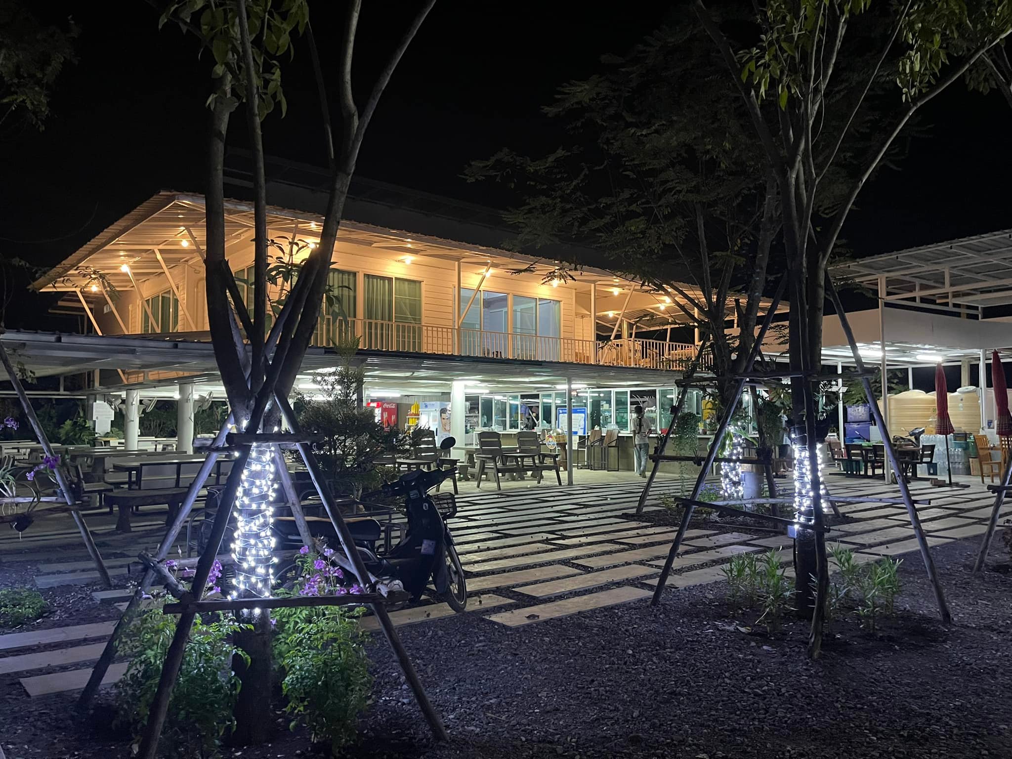 ร้านน้องเจเจ อาหารไทยพื้นบ้าน ซ.หัวหิน43-45, ร้านลุงบังหัวปลาหม้อไฟ หัวหิน, ร้านบ้านครูส่วน by ปลา, Tanya's, ร้านเกี๊ยวปลานำชัย, เจ๊กเปี๊ยะ, ครัวแม่ฬา, บ้านอิสระ, พาสใต้ บาย เชฟเต้หัวหิน Pastay by cheftae, ครัวเจ๊เนี้ยวหัวหิน51, โกหมาก หัวหิน, ซาลาเปาเตาถ่าน BY ยายม่วย, ร้านขนมไทยแม่เก็บหัวหิน, ครัวแม่กะเมย