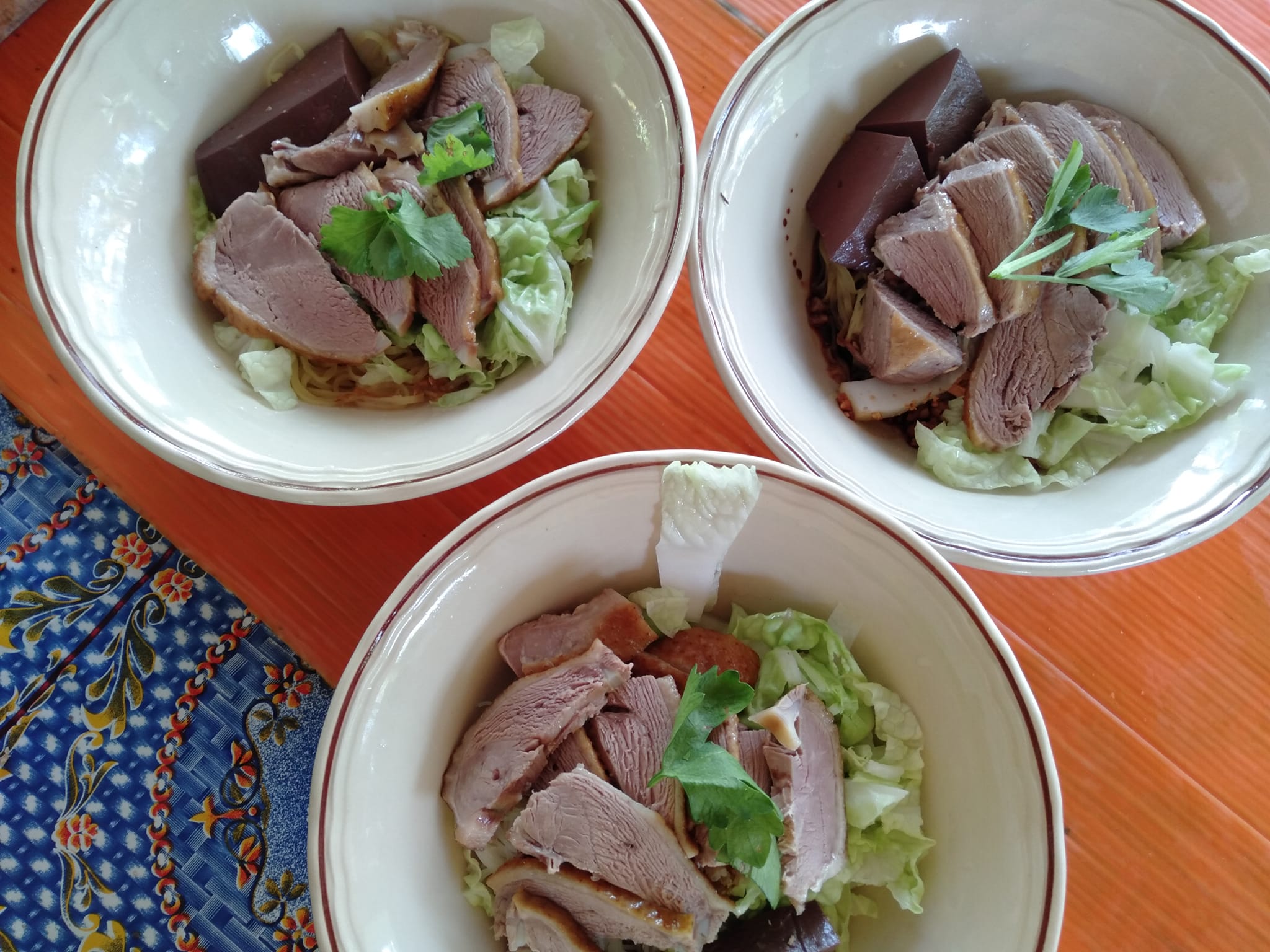 ร้านก๋วยเตี๋ยวยายปุก วัดธรรมนิมิต จ.สมุทรสงคราม, เตี๋ยว ตก กะลา, ก๋องเมงจั้น บะหมี่เกี๊ยว, ร้านอาหาร เกาเหลากรุงไทย, ก๋วยเตี๋ยวหมูมะนาว แม่บุญมี, ก๋วยเตี๋ยวเรือแคปลั่น หมูน้ำตก-น้ำแดง, แซ่บเตี๋ยวห้อยขา บ้าน ณ ตุ๊กจ้า, ก๋วยเตี๋ยวเนื้อ-หมูน้ำแดง ลุงพร เจ้าเก่าคลองตะโก, ก๋วยเตี๋ยวหมูย่างกะทิสด อัมพวา, ก๋วยเตี๋ยวปลาคลองโคน, เจ๊เล็กก๋วยเตี๋ยวเป็ด วัดแก้วฟ้า, ร้านลูกชิ้นวีระ แม่กลอง, ร้านชุ้นพานิช เจ้อั้ง, บ้านเตี๋ยวทรงไทย