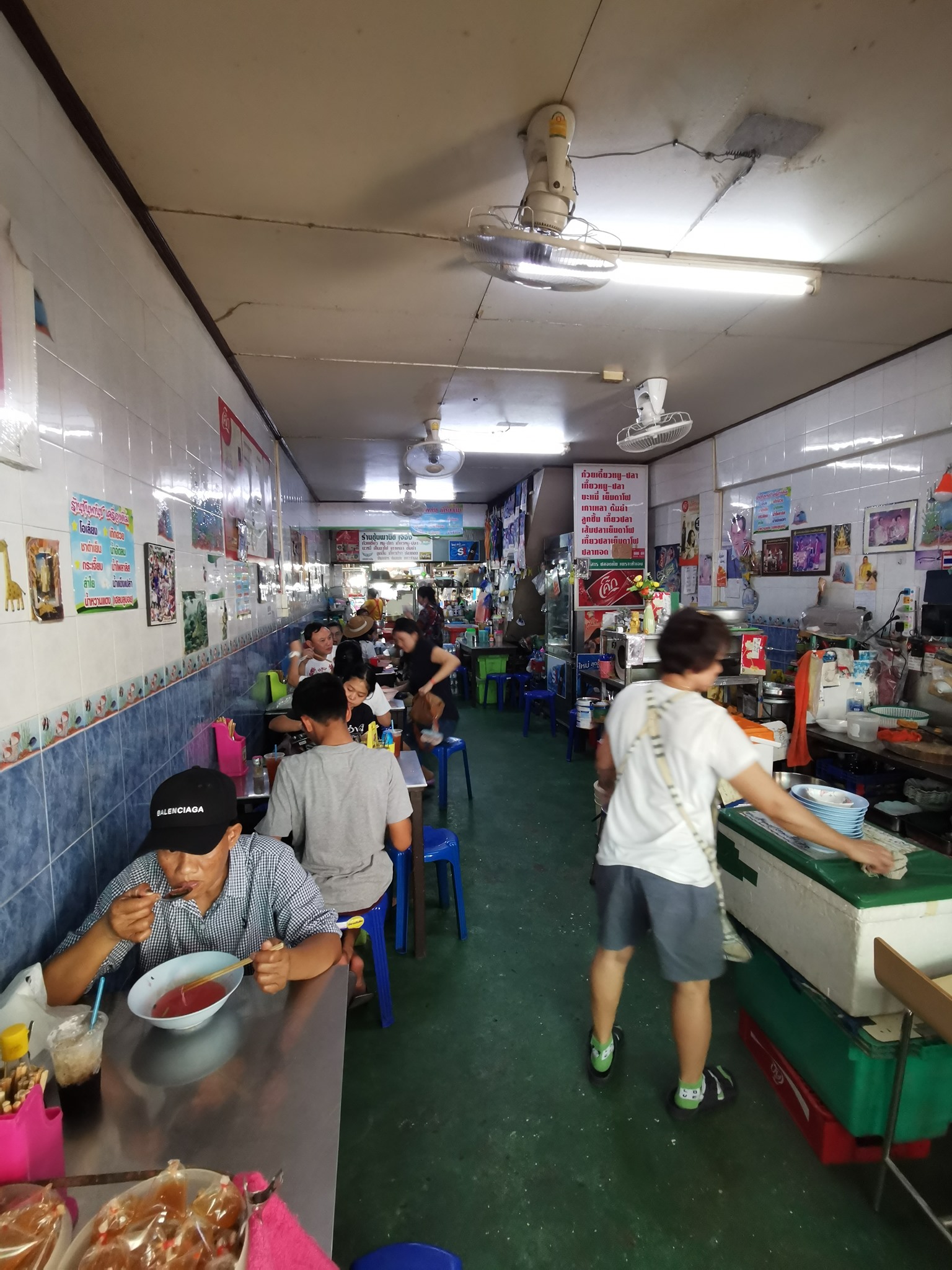 ร้านก๋วยเตี๋ยวยายปุก วัดธรรมนิมิต จ.สมุทรสงคราม, เตี๋ยว ตก กะลา, ก๋องเมงจั้น บะหมี่เกี๊ยว, ร้านอาหาร เกาเหลากรุงไทย, ก๋วยเตี๋ยวหมูมะนาว แม่บุญมี, ก๋วยเตี๋ยวเรือแคปลั่น หมูน้ำตก-น้ำแดง, แซ่บเตี๋ยวห้อยขา บ้าน ณ ตุ๊กจ้า, ก๋วยเตี๋ยวเนื้อ-หมูน้ำแดง ลุงพร เจ้าเก่าคลองตะโก, ก๋วยเตี๋ยวหมูย่างกะทิสด อัมพวา, ก๋วยเตี๋ยวปลาคลองโคน, เจ๊เล็กก๋วยเตี๋ยวเป็ด วัดแก้วฟ้า, ร้านลูกชิ้นวีระ แม่กลอง, ร้านชุ้นพานิช เจ้อั้ง, บ้านเตี๋ยวทรงไทย