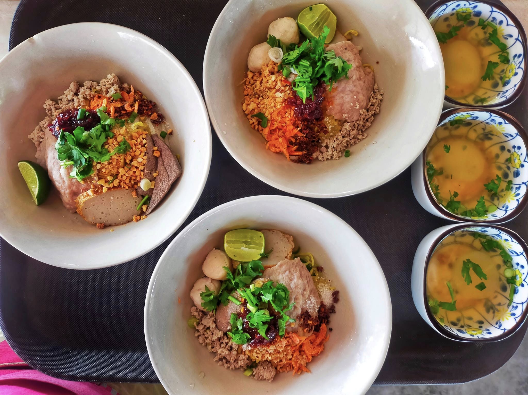 ร้านก๋วยเตี๋ยวยายปุก วัดธรรมนิมิต จ.สมุทรสงคราม, เตี๋ยว ตก กะลา, ก๋องเมงจั้น บะหมี่เกี๊ยว, ร้านอาหาร เกาเหลากรุงไทย, ก๋วยเตี๋ยวหมูมะนาว แม่บุญมี, ก๋วยเตี๋ยวเรือแคปลั่น หมูน้ำตก-น้ำแดง, แซ่บเตี๋ยวห้อยขา บ้าน ณ ตุ๊กจ้า, ก๋วยเตี๋ยวเนื้อ-หมูน้ำแดง ลุงพร เจ้าเก่าคลองตะโก, ก๋วยเตี๋ยวหมูย่างกะทิสด อัมพวา, ก๋วยเตี๋ยวปลาคลองโคน, เจ๊เล็กก๋วยเตี๋ยวเป็ด วัดแก้วฟ้า, ร้านลูกชิ้นวีระ แม่กลอง, ร้านชุ้นพานิช เจ้อั้ง, บ้านเตี๋ยวทรงไทย