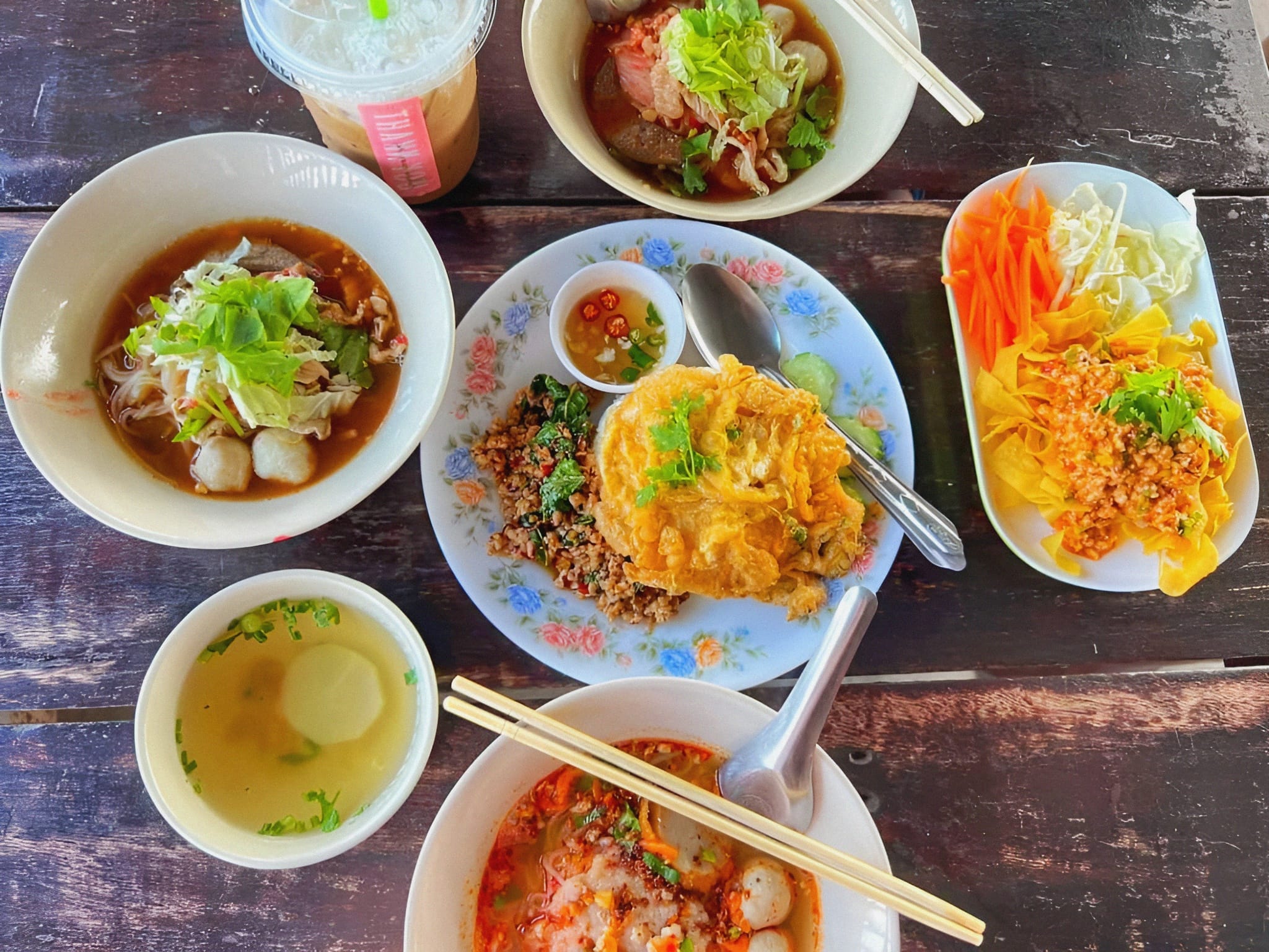 ร้านก๋วยเตี๋ยวยายปุก วัดธรรมนิมิต จ.สมุทรสงคราม, เตี๋ยว ตก กะลา, ก๋องเมงจั้น บะหมี่เกี๊ยว, ร้านอาหาร เกาเหลากรุงไทย, ก๋วยเตี๋ยวหมูมะนาว แม่บุญมี, ก๋วยเตี๋ยวเรือแคปลั่น หมูน้ำตก-น้ำแดง, แซ่บเตี๋ยวห้อยขา บ้าน ณ ตุ๊กจ้า, ก๋วยเตี๋ยวเนื้อ-หมูน้ำแดง ลุงพร เจ้าเก่าคลองตะโก, ก๋วยเตี๋ยวหมูย่างกะทิสด อัมพวา, ก๋วยเตี๋ยวปลาคลองโคน, เจ๊เล็กก๋วยเตี๋ยวเป็ด วัดแก้วฟ้า, ร้านลูกชิ้นวีระ แม่กลอง, ร้านชุ้นพานิช เจ้อั้ง, บ้านเตี๋ยวทรงไทย