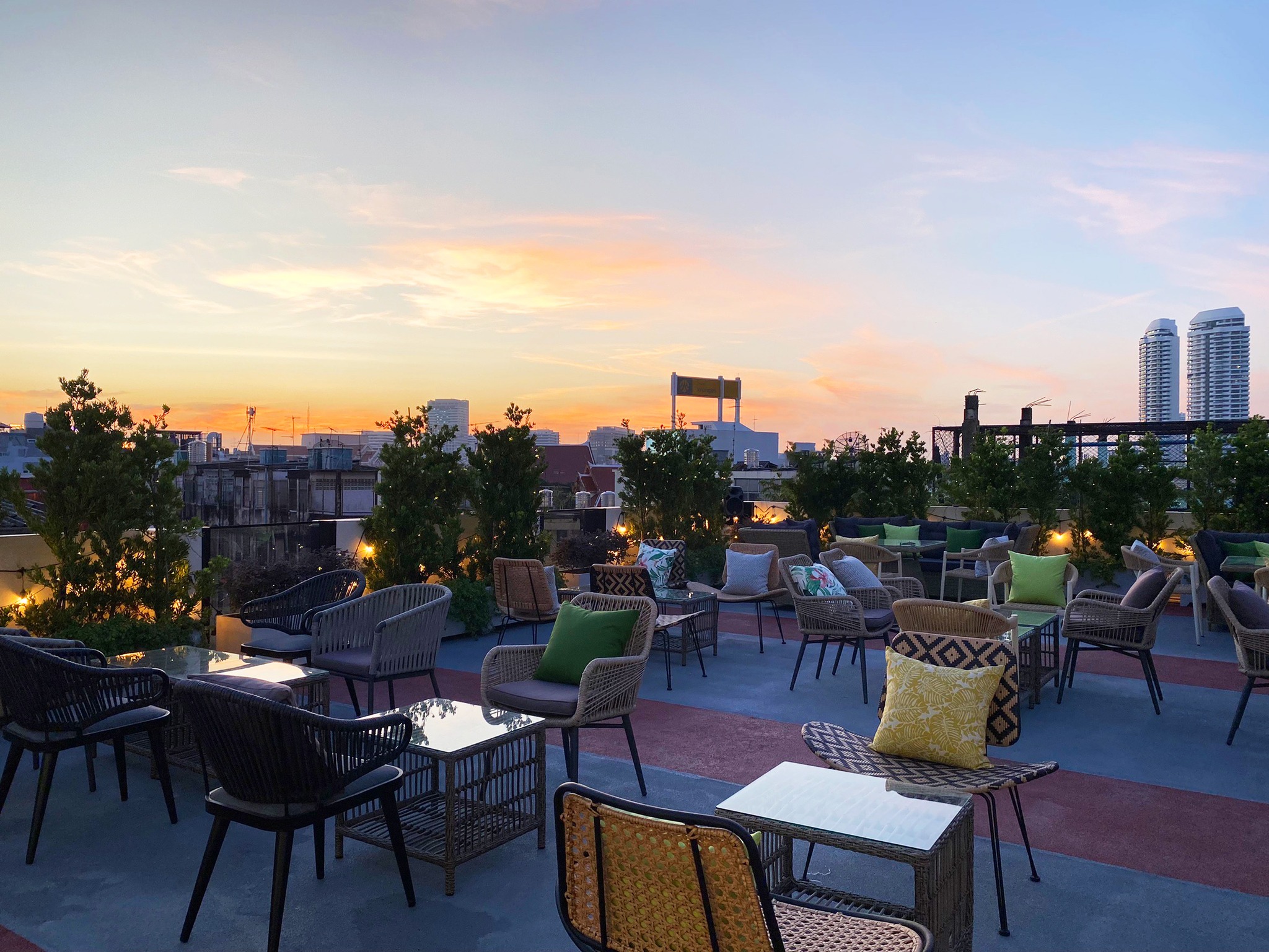 Level 50 by SEE FAH, Sanay Rooftop Bar, Cosmo Bar Bkk, Flashback Rooftop Bar, Dumbo BKK, Wallflowers Cafe, LeeLa Bar, 342 Bar, Peak-A-Boo Bar, SwingBar