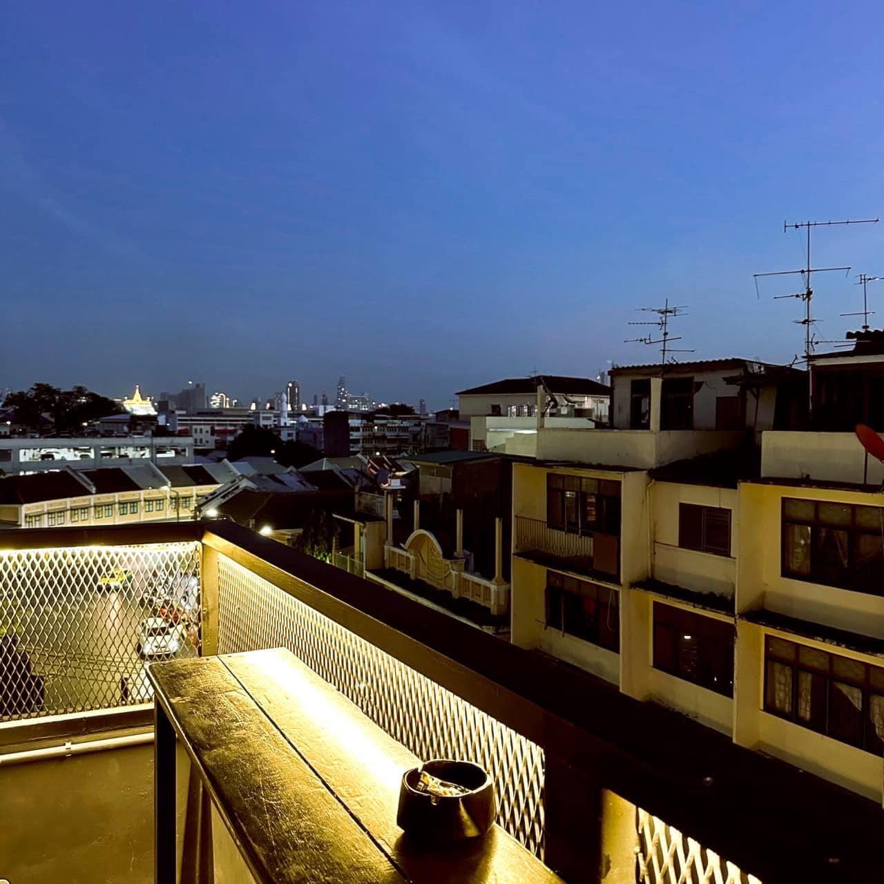 Level 50 by SEE FAH, Sanay Rooftop Bar, Cosmo Bar Bkk, Flashback Rooftop Bar, Dumbo BKK, Wallflowers Cafe, LeeLa Bar, 342 Bar, Peak-A-Boo Bar, SwingBar