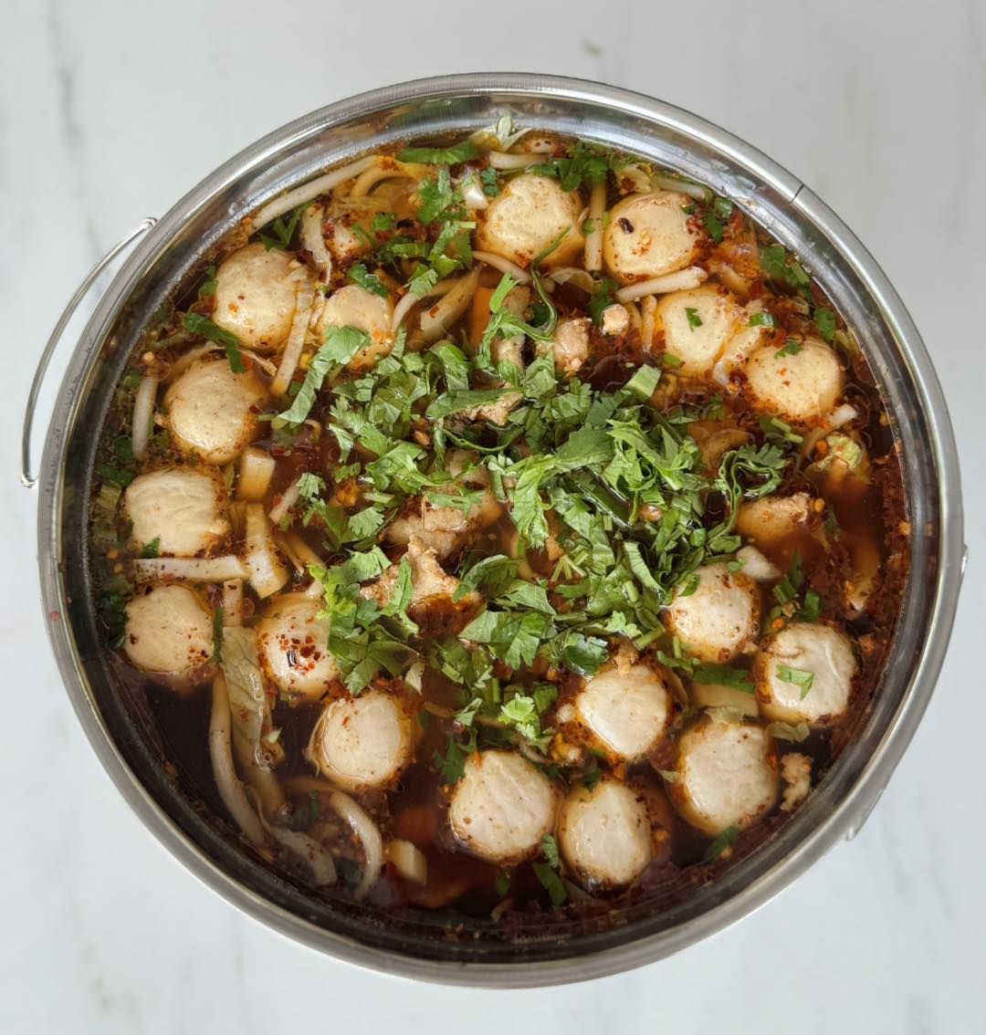 ร้านก๋วยเตี๋ยวยายปุก วัดธรรมนิมิต จ.สมุทรสงคราม, เตี๋ยว ตก กะลา, ก๋องเมงจั้น บะหมี่เกี๊ยว, ร้านอาหาร เกาเหลากรุงไทย, ก๋วยเตี๋ยวหมูมะนาว แม่บุญมี, ก๋วยเตี๋ยวเรือแคปลั่น หมูน้ำตก-น้ำแดง, แซ่บเตี๋ยวห้อยขา บ้าน ณ ตุ๊กจ้า, ก๋วยเตี๋ยวเนื้อ-หมูน้ำแดง ลุงพร เจ้าเก่าคลองตะโก, ก๋วยเตี๋ยวหมูย่างกะทิสด อัมพวา, ก๋วยเตี๋ยวปลาคลองโคน, เจ๊เล็กก๋วยเตี๋ยวเป็ด วัดแก้วฟ้า, ร้านลูกชิ้นวีระ แม่กลอง, ร้านชุ้นพานิช เจ้อั้ง, บ้านเตี๋ยวทรงไทย