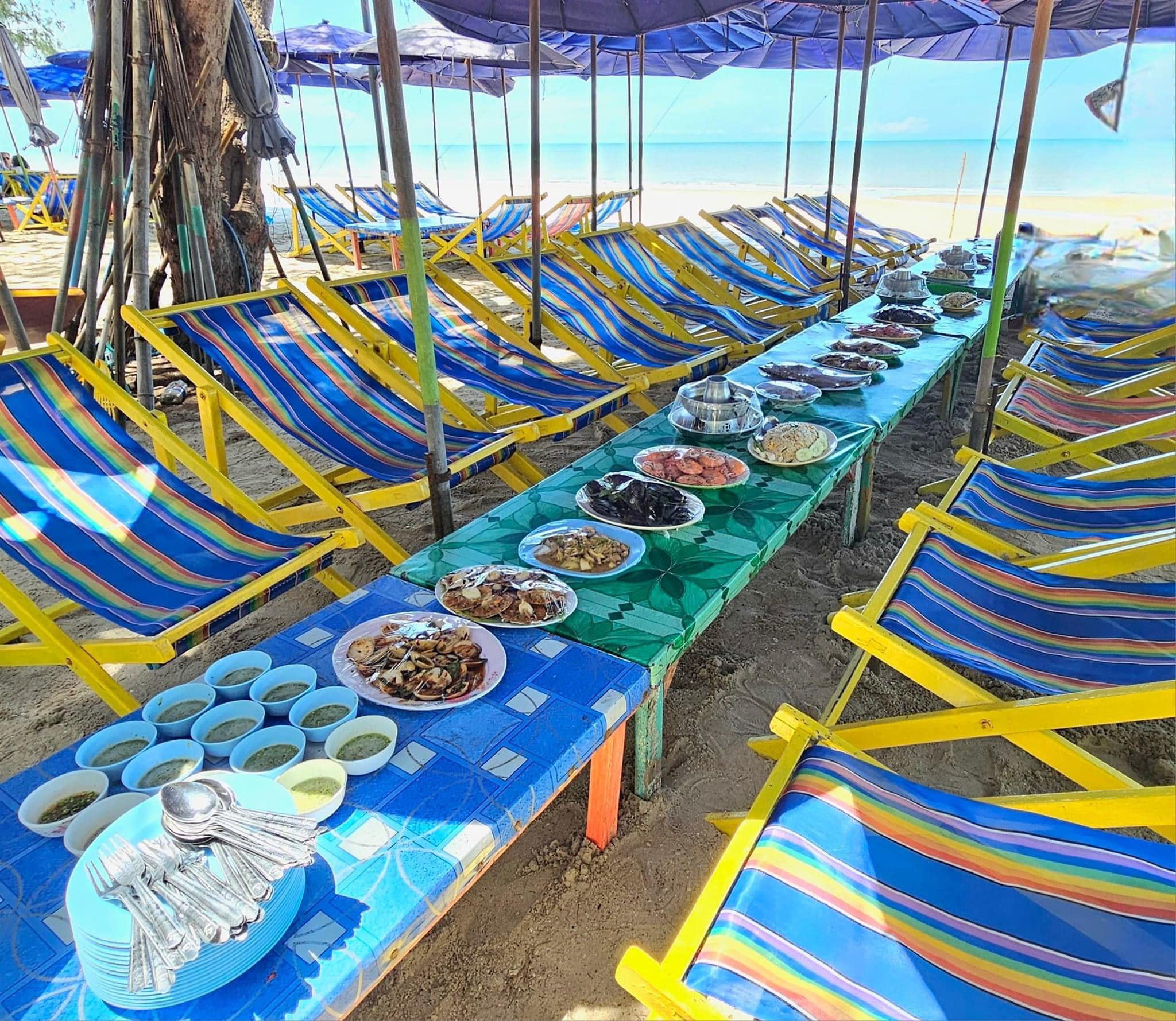 ครัวลุงมันซีฟู้ด, ตั้งฉ่ายซีฟู้ด, บ้านไร่น้ำอิง, พรทะเลซีฟู้ด, ศิริกัญญาซีฟู๊ด, ผึ้งทะเลเผา เบอร์ 9, ครัวป้ายืนซีฟู้ด, นู๋ยาซีฟู้ดชะอำ, ครัวเม็ดทราย, บ้านครัวทะเล, ครัวห้วยทราย, Platoo Restaurant, ครัวป้าเฉลียว, ร้านครัวพี่เปี๊ยก บางควาย