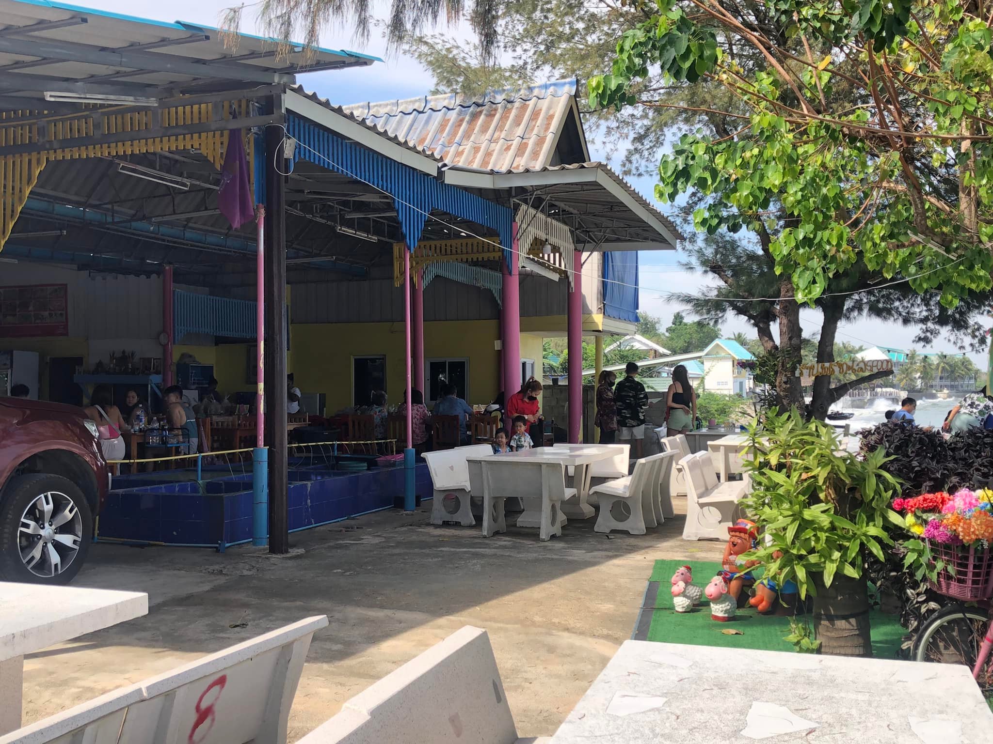 ครัวลุงมันซีฟู้ด, ตั้งฉ่ายซีฟู้ด, บ้านไร่น้ำอิง, พรทะเลซีฟู้ด, ศิริกัญญาซีฟู๊ด, ผึ้งทะเลเผา เบอร์ 9, ครัวป้ายืนซีฟู้ด, นู๋ยาซีฟู้ดชะอำ, ครัวเม็ดทราย, บ้านครัวทะเล, ครัวห้วยทราย, Platoo Restaurant, ครัวป้าเฉลียว, ร้านครัวพี่เปี๊ยก บางควาย