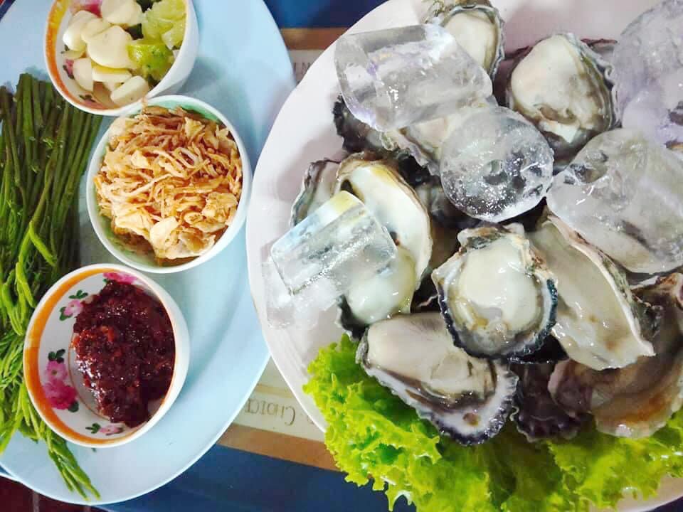 ครัวลุงมันซีฟู้ด, ตั้งฉ่ายซีฟู้ด, บ้านไร่น้ำอิง, พรทะเลซีฟู้ด, ศิริกัญญาซีฟู๊ด, ผึ้งทะเลเผา เบอร์ 9, ครัวป้ายืนซีฟู้ด, นู๋ยาซีฟู้ดชะอำ, ครัวเม็ดทราย, บ้านครัวทะเล, ครัวห้วยทราย, Platoo Restaurant, ครัวป้าเฉลียว, ร้านครัวพี่เปี๊ยก บางควาย