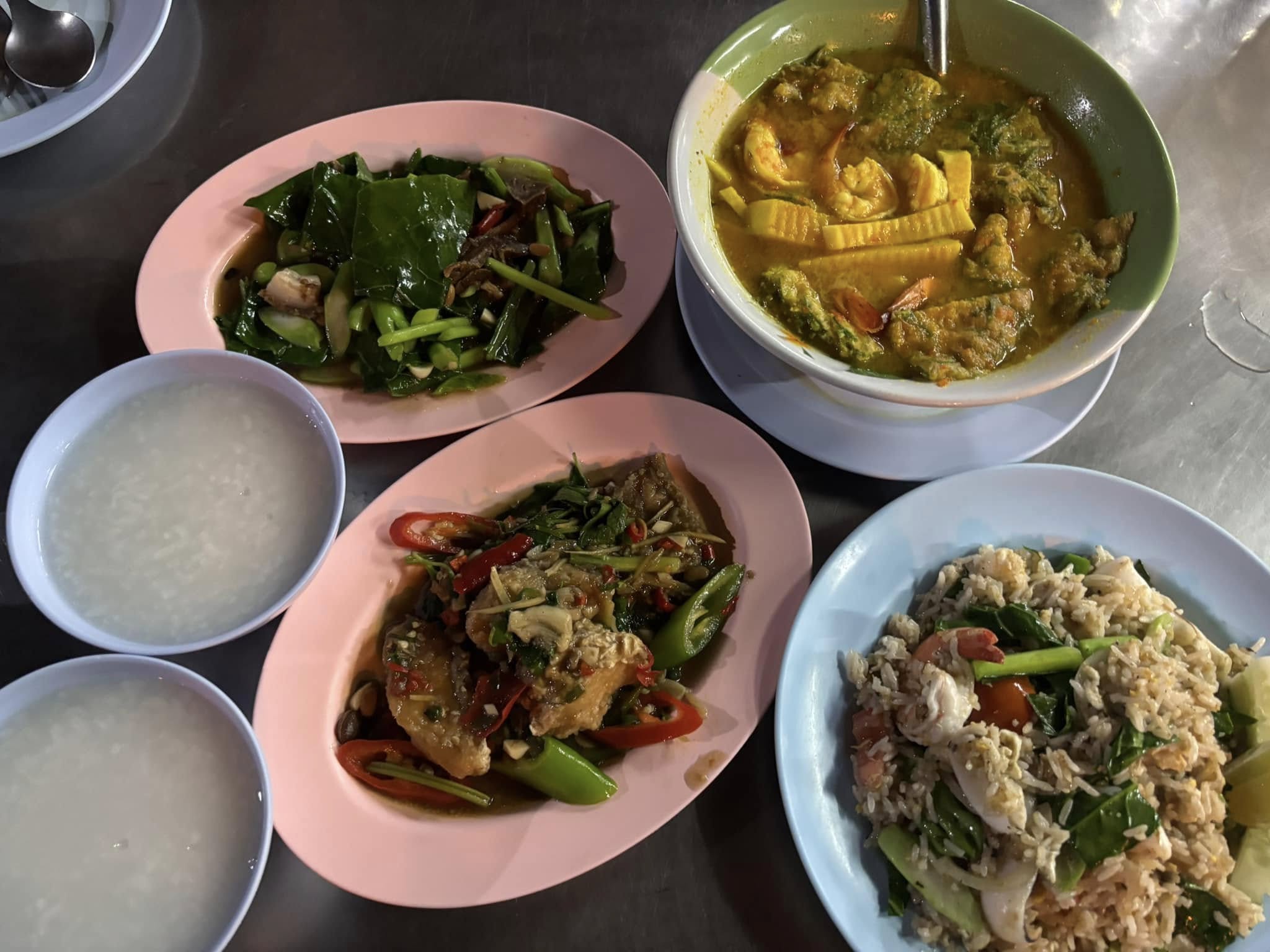 สะหวา, กลมกล่อม, ดอนญ่า, ต้นทาง, ครัวมะเรือง, ร้านข้าวต้ม 2500, เนินขุมทองการ์เด้นท์, นานหยวนบะหมี่เกี๊ยวกุ้ง, สาขากองบิน 56, ไก่ทอดเดชา, สาขาสนามบินหาดใหญ่, สบันงา, เหม่ยเหว่ย สาขาถนนสนามบิน, ร้านข้าวต้มมัดเนินขุมทอง คาเฟ่อาหารใต้