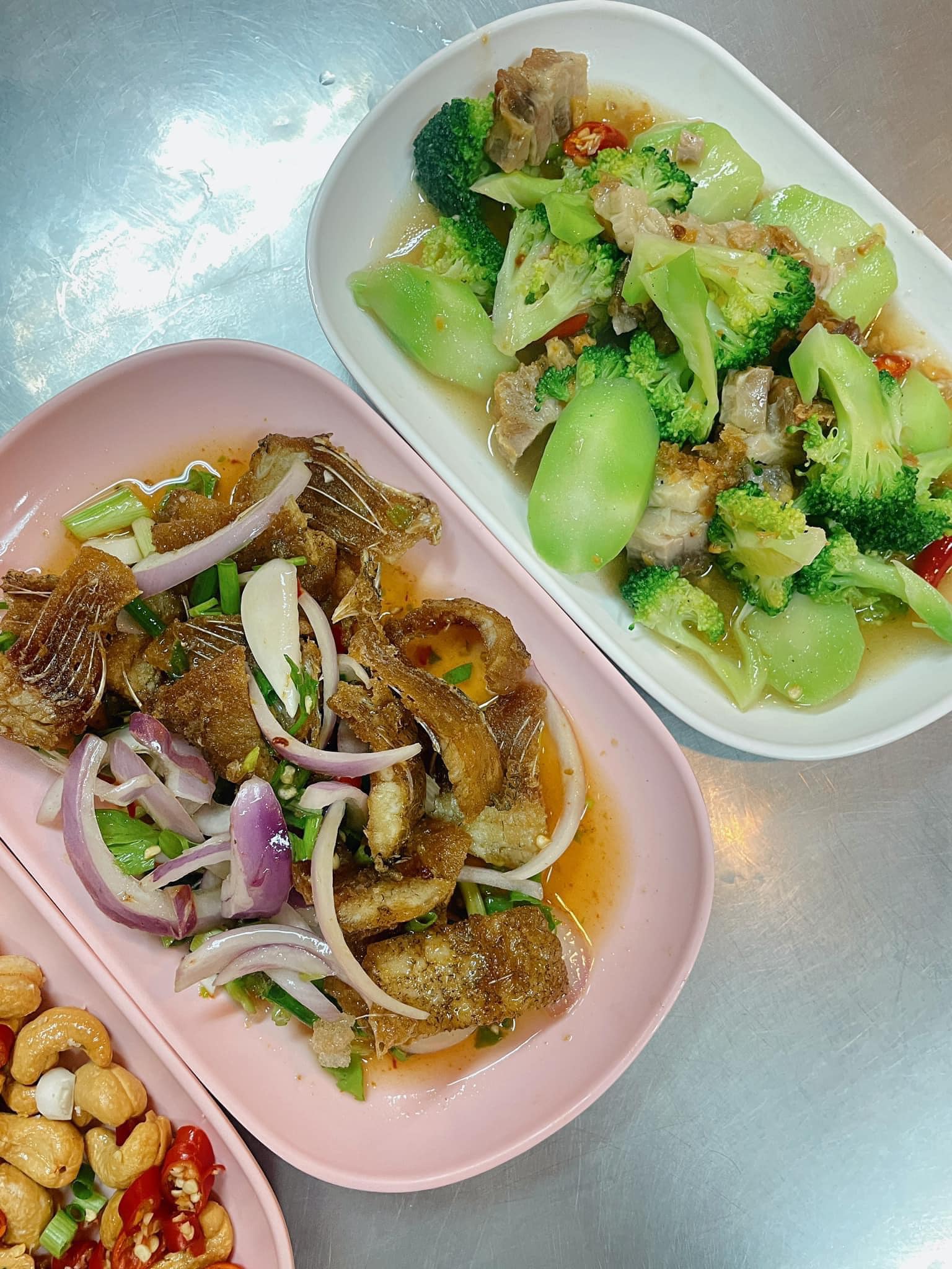 โย่งราดหน้าหมูอึ๋ม, ร้านก๋วยเตี๋ยวเจ้โหงว - ซอยเจริญสุข คลองเตย, ร้านอาหารชวนโภชนา ข้าวต้มโต้รุ่ง, ร้านอาหารหลงจู เกี๊ยวเมืองจีน, Vietnamese and More