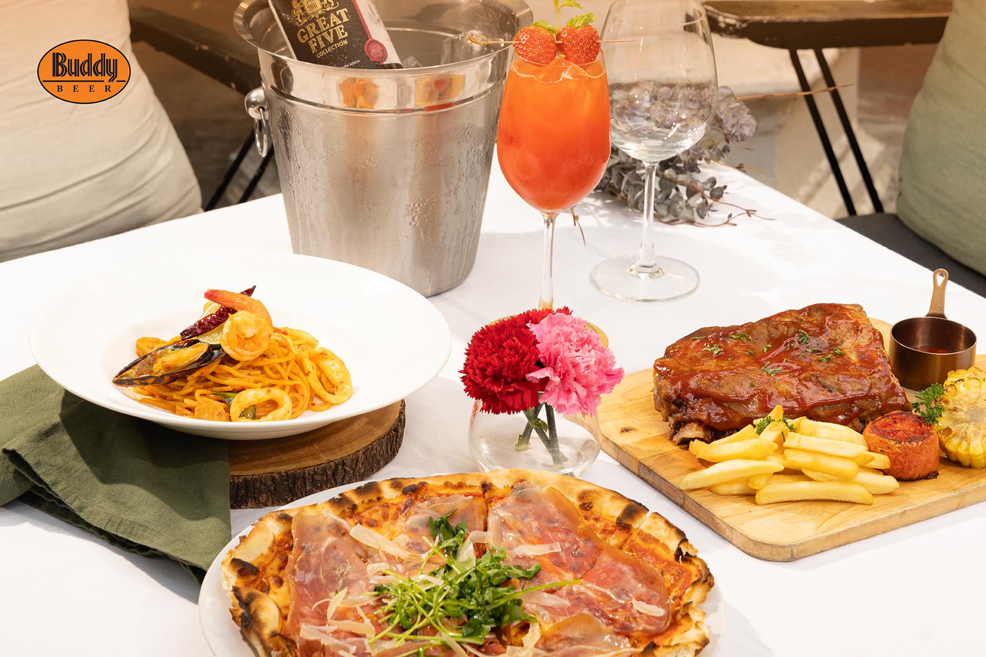 Moonshine Bar, พิซซ่าลันตา Pizza Lanta, Chart Bar, At-Mosphere Rooftop Cafe', Molly, Buddy Beer, Fu Bar, Prime Burger Khaosan, Ranee’s Restaurant, Hippie De Bar