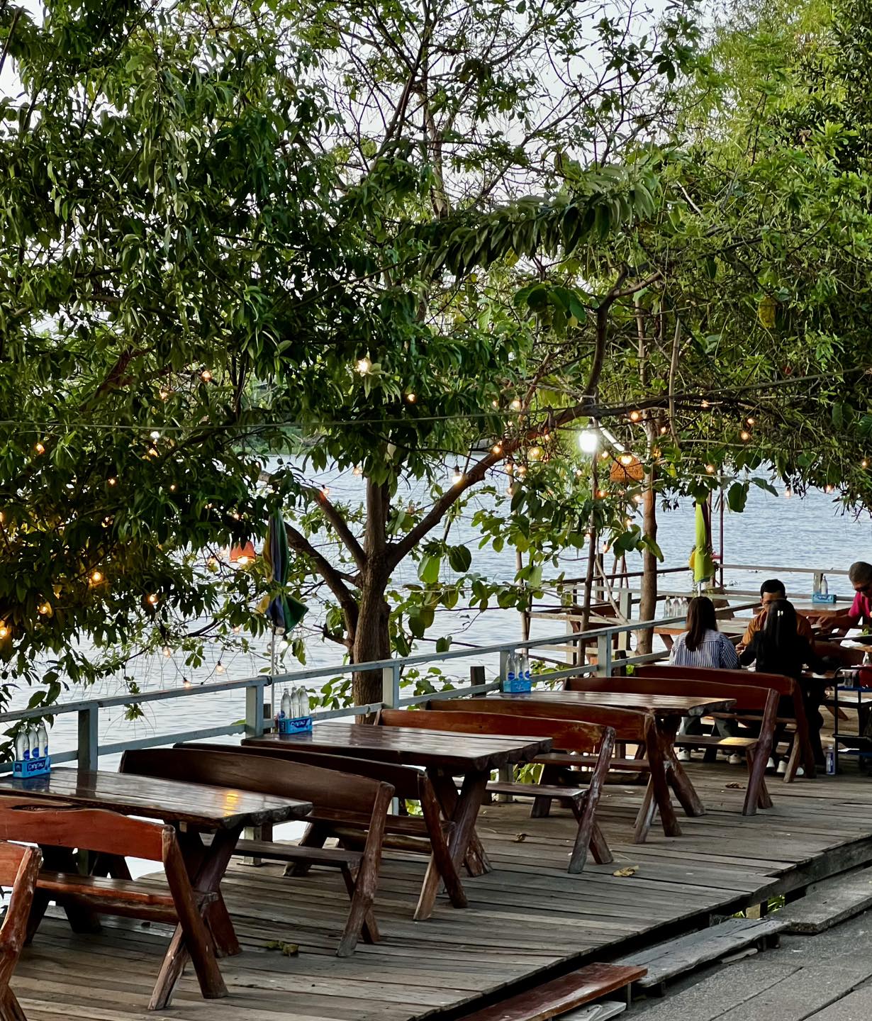 ชายน้ำ, ทรัพย์เจริญซีฟู๊ด-ดำ, กุ้งเผาราชคราม, บ้านอยุธยารมย์, บ้านไม้ริมน้ำ, แกรนด์เจ้าพระญา, บ้านอู่ทอง