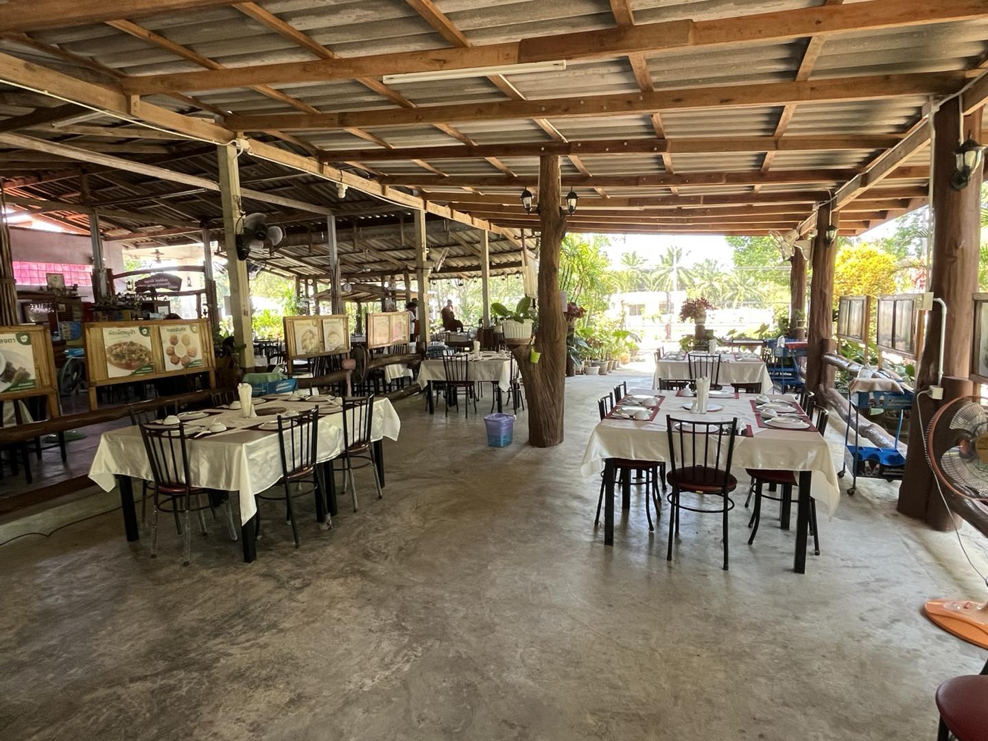 ครัวผักสด, Iconic Club Style, แก้วติ่มซำ, ตำ มึน มึน น., สวนอาหารริเวอร์ไซด์การเด้น, ยายปวด, ลุย, นิวแซ่บสุดซอย, ครัวตาอ้อซีฟู๊ด ชุมพร, ลุงเผล็นกุ้งหลวง, แม่ไม้ซีฟู้ด, ครัวสวนตาจี๊ด, ฟารีดาชาโรตี สาขาชุมพร, ก๋วยเตี๋ยวเนื้อนายดำ, ครัวทุ่งแพะ, บ้านพรรคพวก, ร้านอาหารตะเกียงไทยชุมพร, โกเหลียง, ครัวบ้านริมน้ำ ไร่ล่างซิตี้, พนังตักซีฟู๊ด คาเฟ่&amp;บาร์, ติ่มซำ หอเจี๊ยะ at ชุมพร, ครัวคุณจักษ์