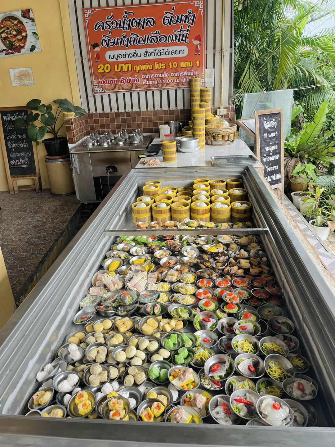 มันโภชนา, เรอดังซีฟู้ด, บ้านเขาหลักซีฟู้ด, ครัวนายอั๊ง เขาหลัก, ครัวมาดาม, เล่าลือ, ครัวผู้พัน เขาหลัก, แปะเถียร เป็ดย่าง เขาหลัก, Peter Pan, เจ๊น้อง ร้านอาหารพื้นเมืองพังงา, KhaoLak Phu View, ครัว หลวงเทน (หรอยที่สุดในเมืองมนุษย์), ครัวน้ำตา