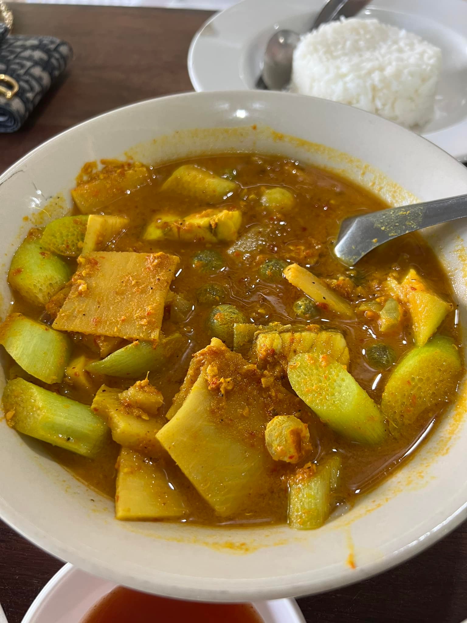 มันโภชนา, เรอดังซีฟู้ด, บ้านเขาหลักซีฟู้ด, ครัวนายอั๊ง เขาหลัก, ครัวมาดาม, เล่าลือ, ครัวผู้พัน เขาหลัก, แปะเถียร เป็ดย่าง เขาหลัก, Peter Pan, เจ๊น้อง ร้านอาหารพื้นเมืองพังงา, KhaoLak Phu View, ครัว หลวงเทน (หรอยที่สุดในเมืองมนุษย์), ครัวน้ำตา