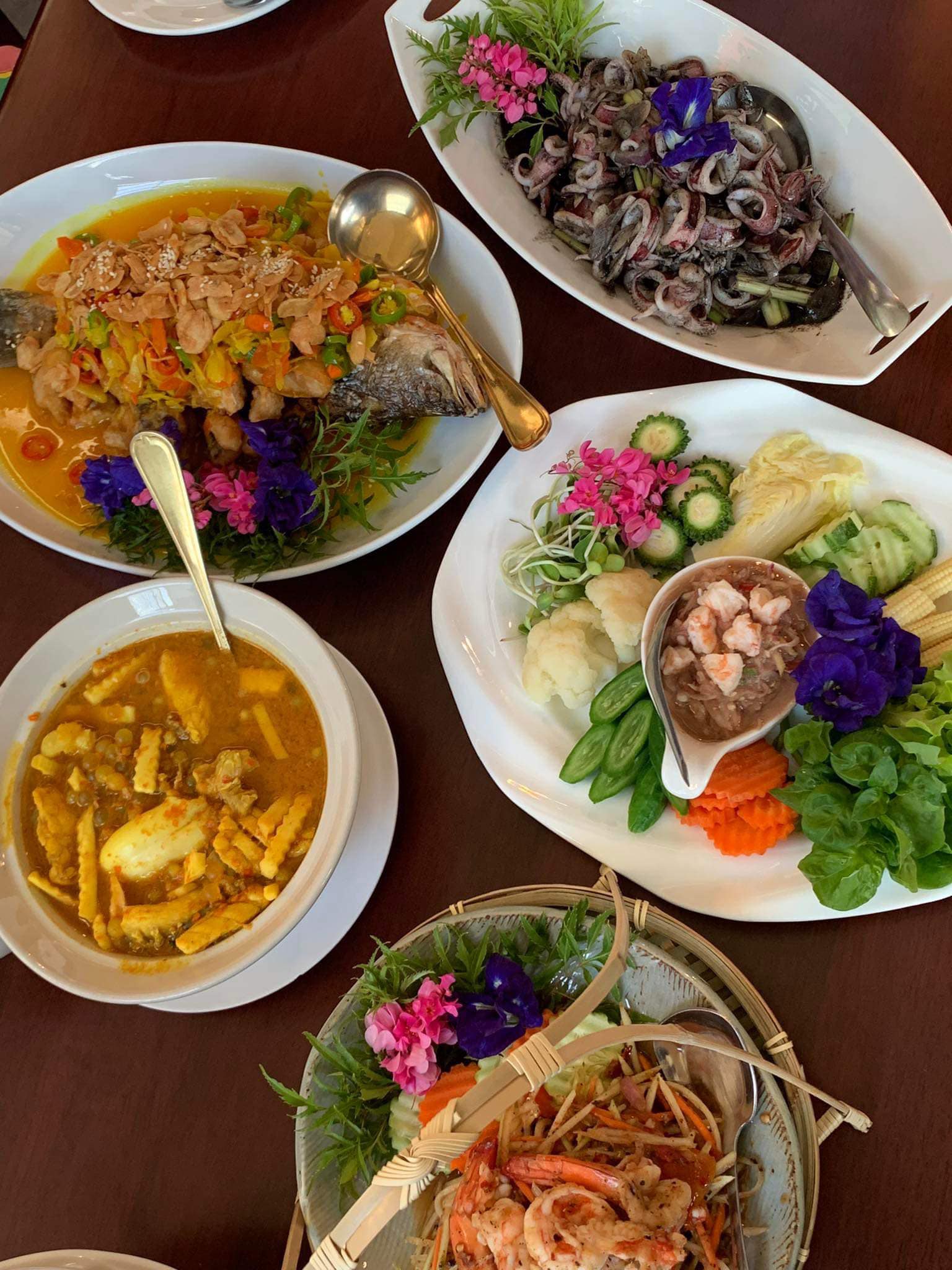 มันโภชนา, เรอดังซีฟู้ด, บ้านเขาหลักซีฟู้ด, ครัวนายอั๊ง เขาหลัก, ครัวมาดาม, เล่าลือ, ครัวผู้พัน เขาหลัก, แปะเถียร เป็ดย่าง เขาหลัก, Peter Pan, เจ๊น้อง ร้านอาหารพื้นเมืองพังงา, KhaoLak Phu View, ครัว หลวงเทน (หรอยที่สุดในเมืองมนุษย์), ครัวน้ำตา