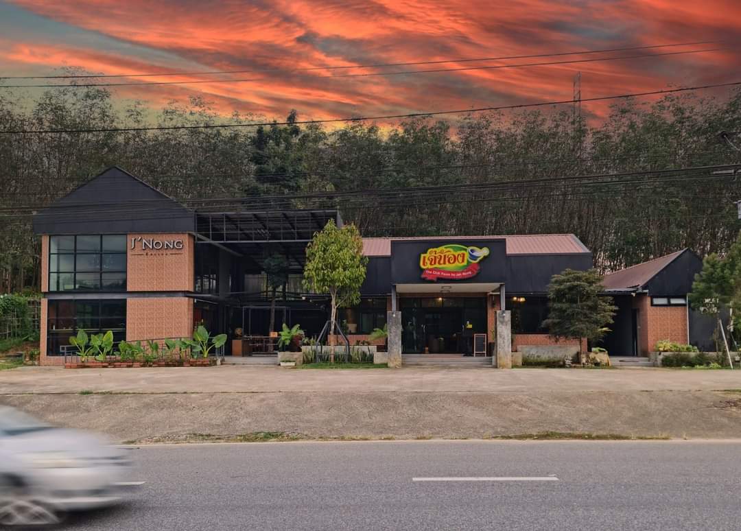 มันโภชนา, เรอดังซีฟู้ด, บ้านเขาหลักซีฟู้ด, ครัวนายอั๊ง เขาหลัก, ครัวมาดาม, เล่าลือ, ครัวผู้พัน เขาหลัก, แปะเถียร เป็ดย่าง เขาหลัก, Peter Pan, เจ๊น้อง ร้านอาหารพื้นเมืองพังงา, KhaoLak Phu View, ครัว หลวงเทน (หรอยที่สุดในเมืองมนุษย์), ครัวน้ำตา