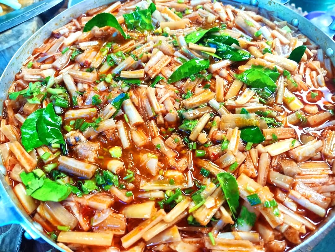 Moungngwezin, หมี่เกี๊ยวมากองต้า ลำปาง, Memory Cafe &amp; Guesthouse, At One กาดกองต้า, ร้านขนมจีนต้นมะดันลำปาง, Pang suree art home