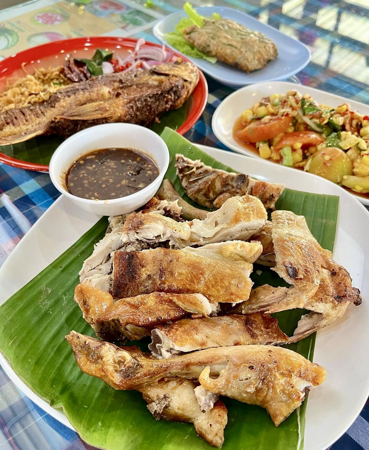 แคลิฟอร์เนียลาบก้อย &amp; เนื้อวัวสด, หลังวัง, เป็ดย่างคูเมือง, ร้านเป็ดย่างคูเมือง เปิดบริการตามปกติ ทุกวัน 08.00-18.00 น., สอบถามเพิ่มเติม โทร. 093-484-8687, จิ้งนำ ขาหมู, ไก่ย่างสีดา, มีไฮมีนา, ร้านอีสาน ประตูนำชัย, บุรีรัมย์เป็ดย่าง, ร้านอาหารตรี คาเฟ่ แอนด์ เรสเตอรองต์, สองพี่น้อง