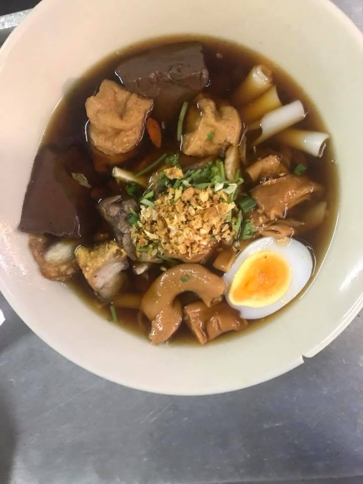 เป็ดพะโล้นายหนับ ตลาดน้ำดอนหวาย, ปังพอนด์_ดอนหวาย, ครัวบ้านเตี่ย ตลาดน้ำวัดดอนหวาย, แพสุวรรณรัตน์ ตลาดริมน้ำดอนหวาย, เป็ดพะโล้นายโอ, เพชรเบเกอรี่, ปลาต้มเค็มป้าต้อย (ตลาดดอนหวาย), ขนมชั้น แสงดาว, ตลาดริมน้ำวัดดอนหวาย จ.นครปฐม, ร้านขนมสอดไส้ผู้พัน - ตลาดน้ำดอนหวาย, ขนมหวานเจ๊โส่ย..ตลาดดอนหวาย, ศรียาภัย ไอศครีมกะทิสด, ขนมตาลป้าไข่, ขนมไทย เจิมทอง ตลาดดอนหวาย, ร้านขนมมุสลิมโบราณ786 ขนมฝักบัว, ขนมเบื้องญวน ขนมหม้อแกงถั่ว, ไข่เค็มป้ายม, นิด หมี่กรอบมันกุ้ง, ร้านกวยจั๊บนายตือ ดอนหวาย