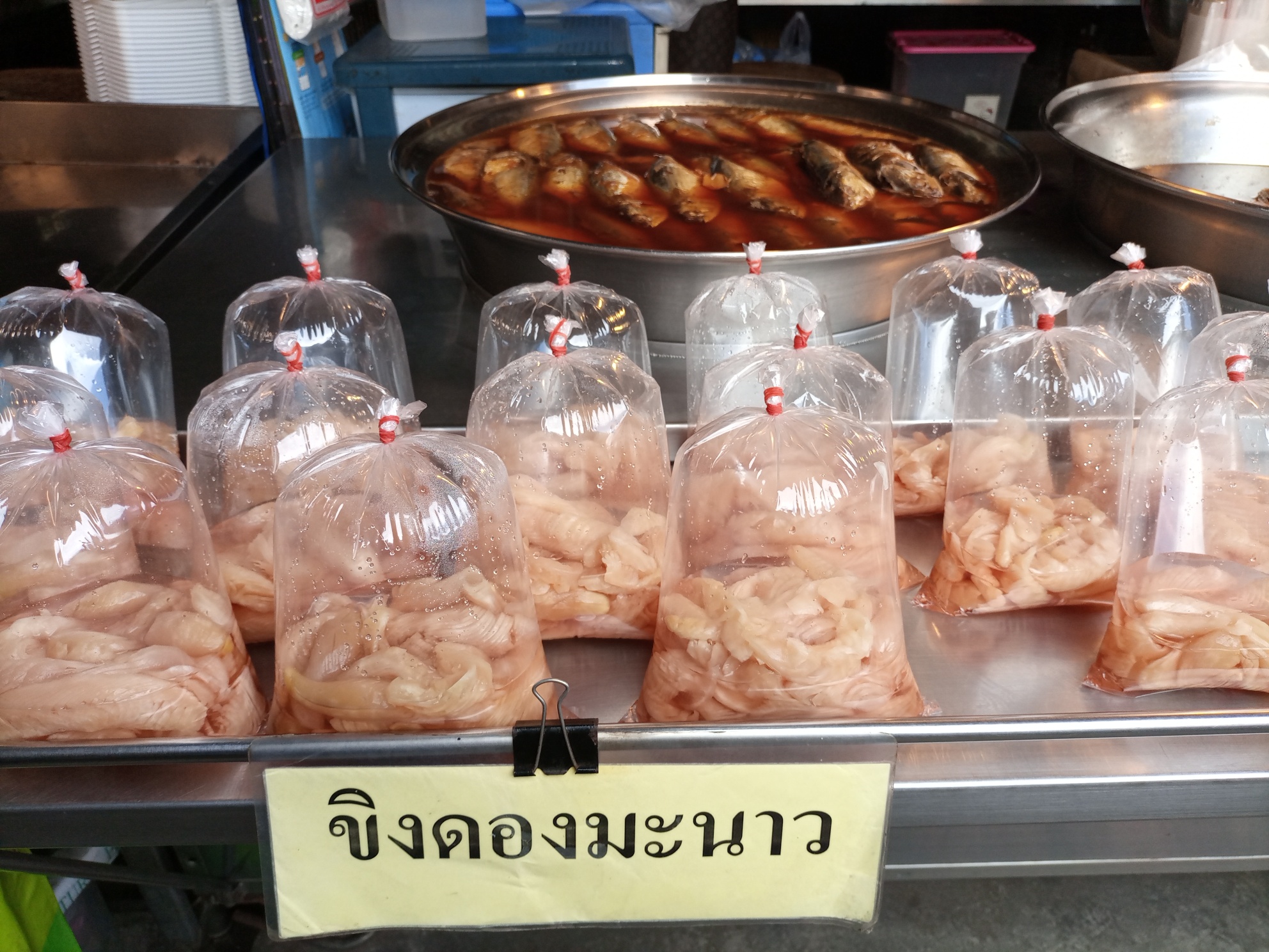เป็ดพะโล้นายหนับ ตลาดน้ำดอนหวาย, ปังพอนด์_ดอนหวาย, ครัวบ้านเตี่ย ตลาดน้ำวัดดอนหวาย, แพสุวรรณรัตน์ ตลาดริมน้ำดอนหวาย, เป็ดพะโล้นายโอ, เพชรเบเกอรี่, ปลาต้มเค็มป้าต้อย (ตลาดดอนหวาย), ขนมชั้น แสงดาว, ตลาดริมน้ำวัดดอนหวาย จ.นครปฐม, ร้านขนมสอดไส้ผู้พัน - ตลาดน้ำดอนหวาย, ขนมหวานเจ๊โส่ย..ตลาดดอนหวาย, ศรียาภัย ไอศครีมกะทิสด, ขนมตาลป้าไข่, ขนมไทย เจิมทอง ตลาดดอนหวาย, ร้านขนมมุสลิมโบราณ786 ขนมฝักบัว, ขนมเบื้องญวน ขนมหม้อแกงถั่ว, ไข่เค็มป้ายม, นิด หมี่กรอบมันกุ้ง, ร้านกวยจั๊บนายตือ ดอนหวาย