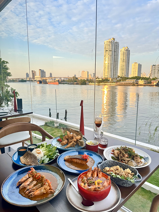 Level 50 by SEE FAH, Sanay Rooftop Bar, Cosmo Bar Bkk, Flashback Rooftop Bar, Dumbo BKK, Wallflowers Cafe, LeeLa Bar, 342 Bar, Peak-A-Boo Bar, SwingBar