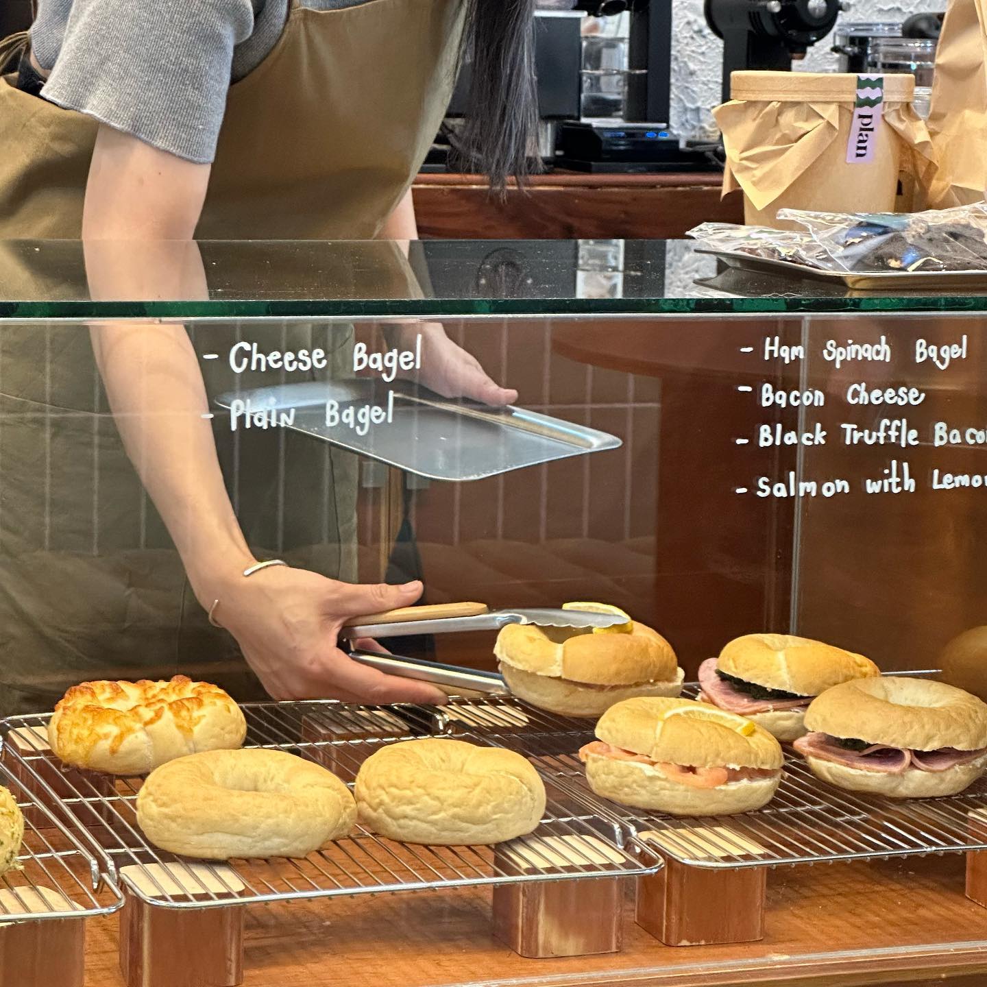 Unplan, ma na cafe', ปลาชุม : Plachum Café &amp; Bistro, Nava House Café - นาวา เฮ้าส์ คาเฟ่, Coffee 123, FarmVille Chachoengsao, บ้านพระจันทร์เวียน, กรีนวิลล์ ผักสลัดเสิร์ฟจากฟาร์ม , D•presso cafe, Baan Melon Desert, Red Cat Cafe ตลาดบ้านใหม่, Lifehouse Cafe &amp; Kitchen, T13 Café