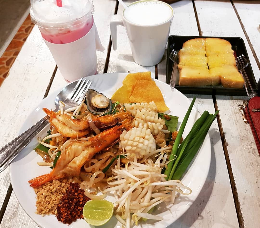 Cypher Gelato, สุกี้จินดา, สาขาลาดพร้าววังหิน, เถ่าชิ่ว น้ำเต้าหู้มือหนึ่ง, เตาถ่าน หมูกระทะ, Unfinished Coffee Roaster, เซี้ยม ก๋วยเตี๋ยวสุโขทัย วังหิน, เครปป้าเฉื่อย, สาขา Plaza Lagoon, เฝอ'54, สาขาลาดพร้าววังหิน 60, ซ้งเป็ดพะโล้, ผัดไทยวังหิน Showปัง, ราดหน้าฟาไฉ, โกวนัน, โกวใหญ่ ก๋วยเตี๋ยวหมูต้มยำ, รัตนา ราชาบะหมี่เกี๊ยวข้าวหมูแดง, ทวีชัยเป็ดพะโล้, กล้วยทอดล้านช้าง, Wood Café, หมูมาไก่ไป, เลิศทิพย์วังหิน, ก๋วยเตี๋ยวต้มยำไข่ลาวา, Buta Shabu, โก โรตีชาชัก ลาดพร้าววังหิน