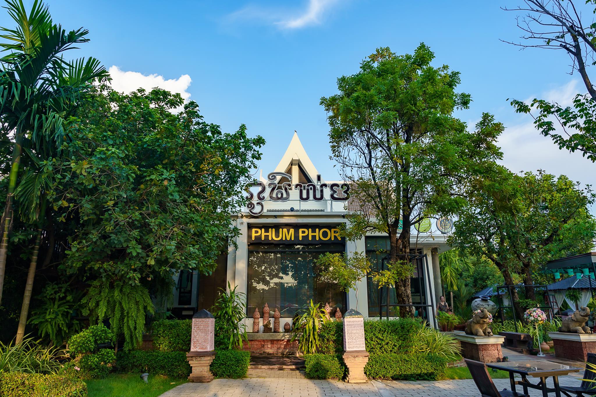 ข้าวเปิ๊ปยายเครื่อง, กับข้าวกับปลา, สินวนา, เฟื่องฟ้า, บ้านครูอิ๋ว, สิบสองหน่วยตัด, ร้านอาหารลุงจ้อย สุโขทัย, ก๋วยเตี๋ยวสุโขทัย ไม้กลางกรุง, Pizza House, Phum Phor ภูมิพ่อ, รักชาติ พาเพลิน ศรีสำโรง, ณ โขทัย, กุ๊กเหมียน, ป้าอ้วนหมูจุ่ม 2