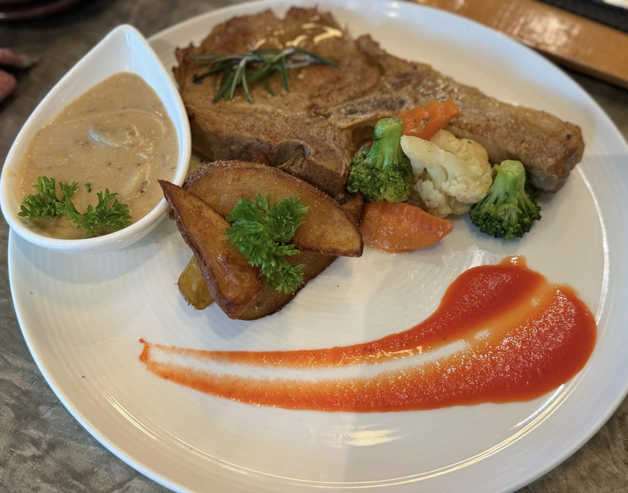 ข้าวเปิ๊ปยายเครื่อง, กับข้าวกับปลา, สินวนา, เฟื่องฟ้า, บ้านครูอิ๋ว, สิบสองหน่วยตัด, ร้านอาหารลุงจ้อย สุโขทัย, ก๋วยเตี๋ยวสุโขทัย ไม้กลางกรุง, Pizza House, Phum Phor ภูมิพ่อ, รักชาติ พาเพลิน ศรีสำโรง, ณ โขทัย, กุ๊กเหมียน, ป้าอ้วนหมูจุ่ม 2