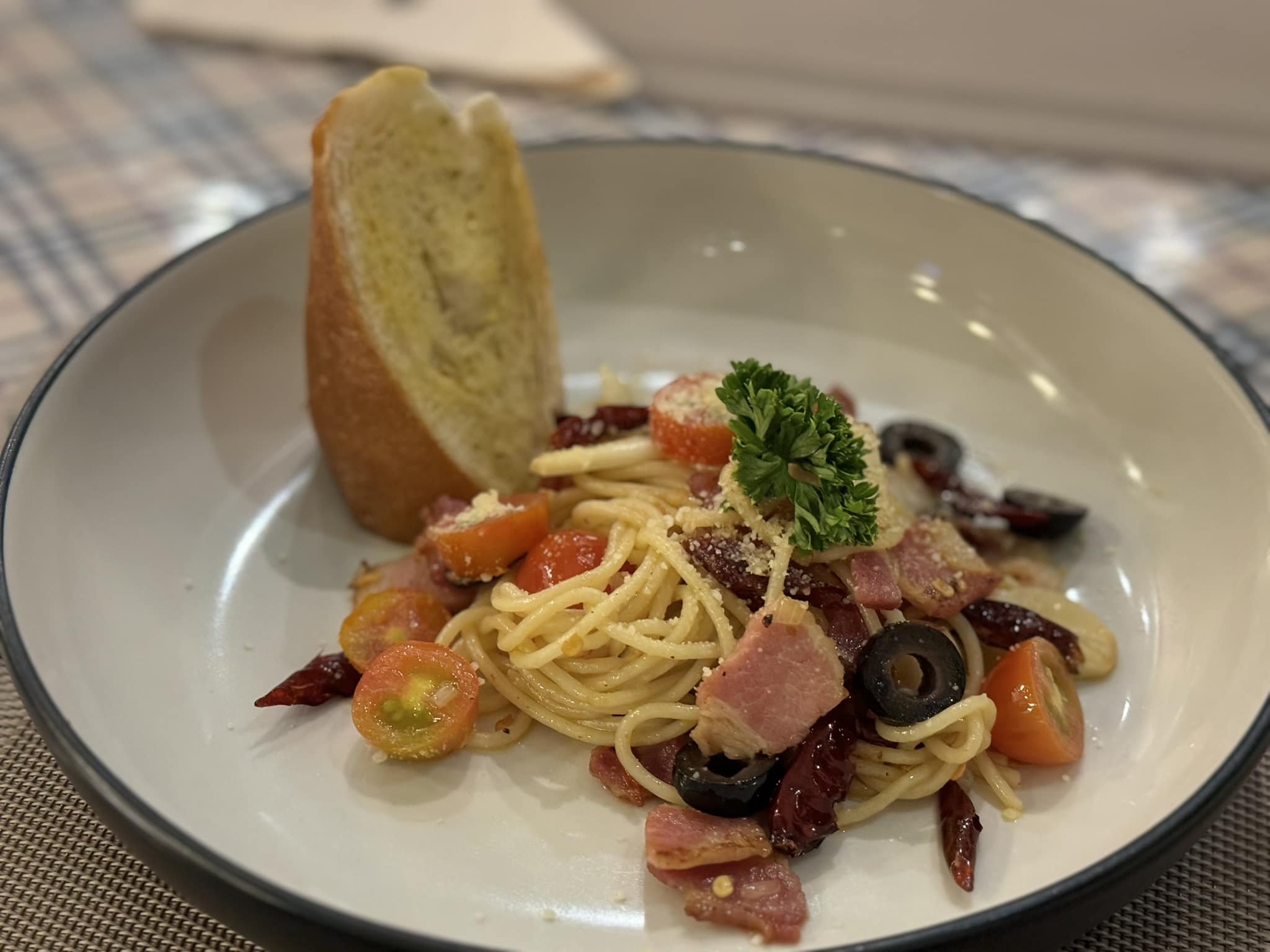 ข้าวเปิ๊ปยายเครื่อง, กับข้าวกับปลา, สินวนา, เฟื่องฟ้า, บ้านครูอิ๋ว, สิบสองหน่วยตัด, ร้านอาหารลุงจ้อย สุโขทัย, ก๋วยเตี๋ยวสุโขทัย ไม้กลางกรุง, Pizza House, Phum Phor ภูมิพ่อ, รักชาติ พาเพลิน ศรีสำโรง, ณ โขทัย, กุ๊กเหมียน, ป้าอ้วนหมูจุ่ม 2