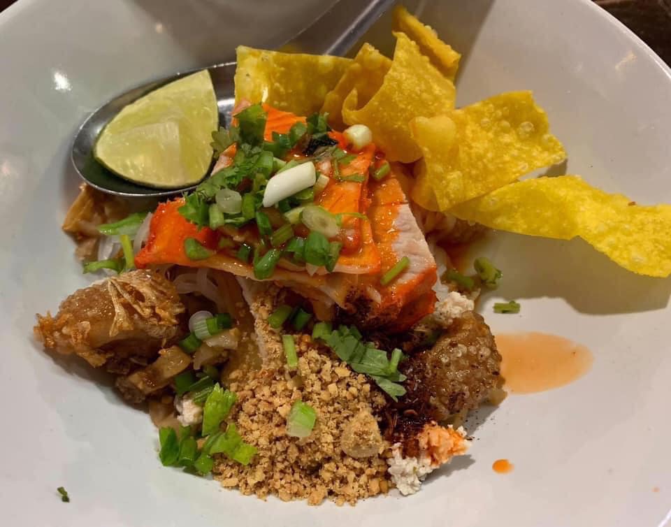 ข้าวเปิ๊ปยายเครื่อง, กับข้าวกับปลา, สินวนา, เฟื่องฟ้า, บ้านครูอิ๋ว, สิบสองหน่วยตัด, ร้านอาหารลุงจ้อย สุโขทัย, ก๋วยเตี๋ยวสุโขทัย ไม้กลางกรุง, Pizza House, Phum Phor ภูมิพ่อ, รักชาติ พาเพลิน ศรีสำโรง, ณ โขทัย, กุ๊กเหมียน, ป้าอ้วนหมูจุ่ม 2