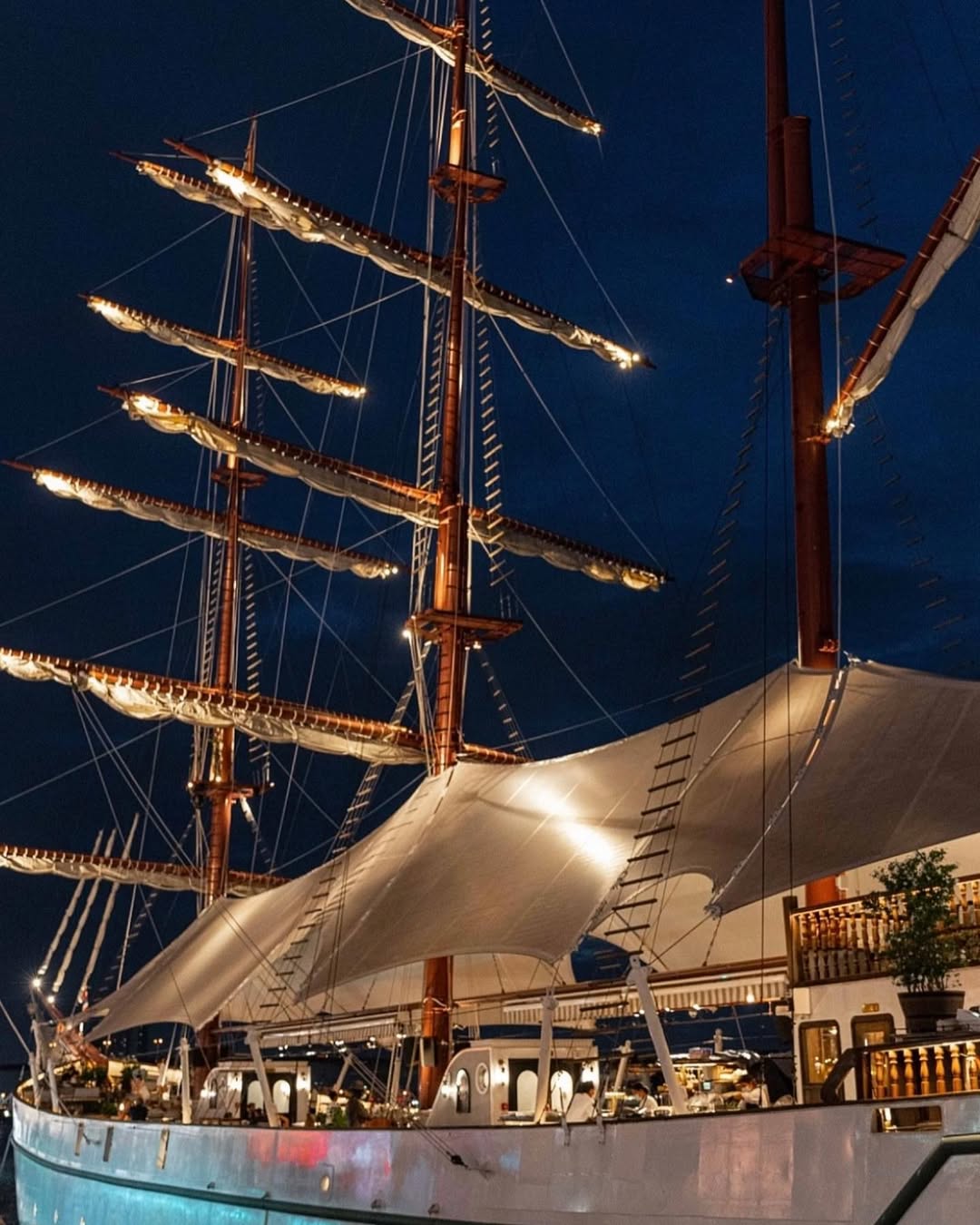 Midwinter, Dandelion Bake Studio, Cafe Reverie, Portobello &amp; Désiré, Level 50 by SEE FAH, Siam Yacht Club, Blue Sky, at Centara Grand, Mezzaluna Restaurant