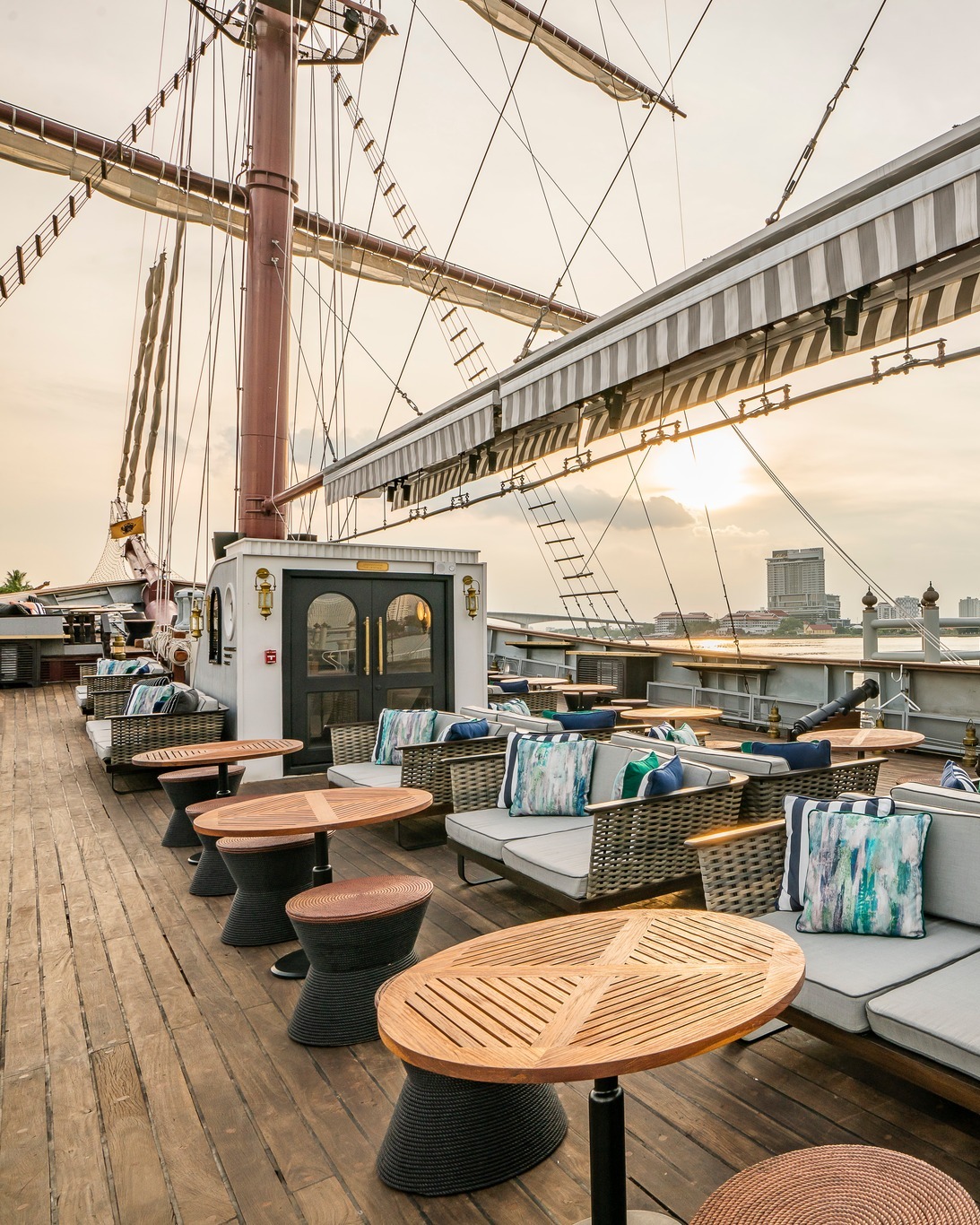 Midwinter, Dandelion Bake Studio, Cafe Reverie, Portobello &amp; Désiré, Level 50 by SEE FAH, Siam Yacht Club, Blue Sky, at Centara Grand, Mezzaluna Restaurant