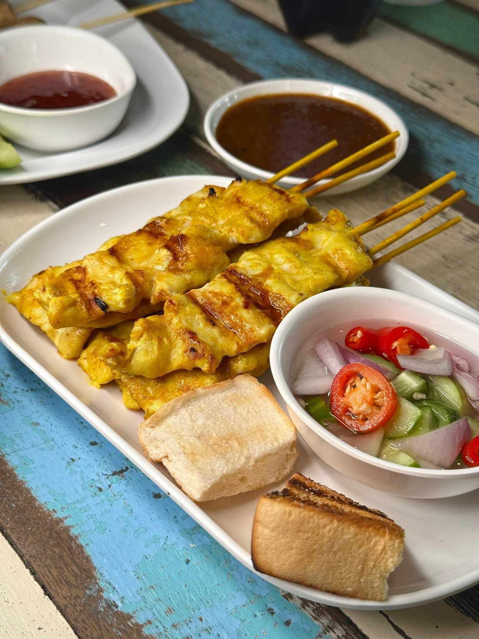 ก๋วยเตี๋ยวเรือในคลอง อยุธยา, กรุงเก่า"เตี๋ยวเรือ", ร้านก๋วยเตี๋ยวเรือโอ่งบนแพริมแม่น้ำน้อย, ก๋วยเตี๋ยวเรือกิมหลวน อยุธยา, ก๋วยเตี๋ยวเรือ ตาลเดี่ยว'เตี๋ยวเรือ, ก๋วยเตี๊ยวลุงแจ๊ะ (บัวหวาน), ร้านก๋วยเตี๋ยวตาไห (คลองท่อ), ก๋วยเตี๋ยวเรือแม่วันดี อยุธยา