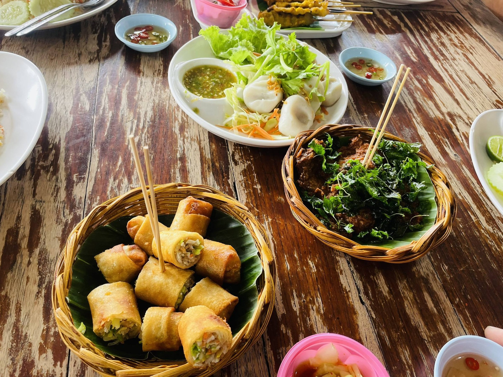 ก๋วยเตี๋ยวเรือในคลอง อยุธยา, กรุงเก่า"เตี๋ยวเรือ", ร้านก๋วยเตี๋ยวเรือโอ่งบนแพริมแม่น้ำน้อย, ก๋วยเตี๋ยวเรือกิมหลวน อยุธยา, ก๋วยเตี๋ยวเรือ ตาลเดี่ยว'เตี๋ยวเรือ, ก๋วยเตี๊ยวลุงแจ๊ะ (บัวหวาน), ร้านก๋วยเตี๋ยวตาไห (คลองท่อ), ก๋วยเตี๋ยวเรือแม่วันดี อยุธยา