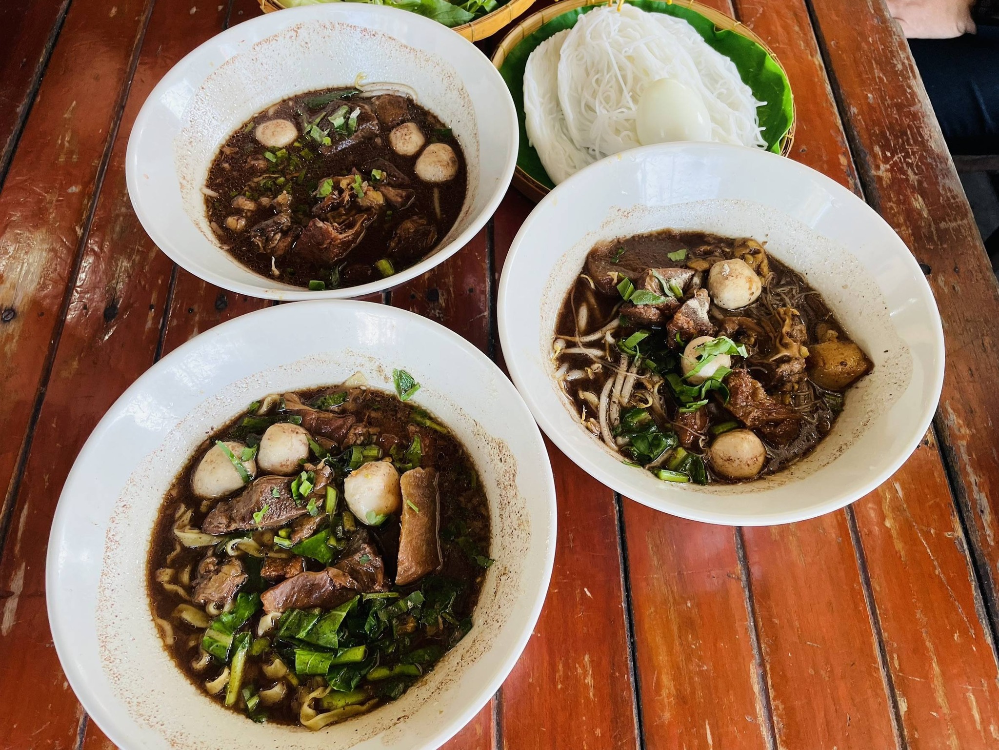 ก๋วยเตี๋ยวเรือในคลอง อยุธยา, กรุงเก่า"เตี๋ยวเรือ", ร้านก๋วยเตี๋ยวเรือโอ่งบนแพริมแม่น้ำน้อย, ก๋วยเตี๋ยวเรือกิมหลวน อยุธยา, ก๋วยเตี๋ยวเรือ ตาลเดี่ยว'เตี๋ยวเรือ, ก๋วยเตี๊ยวลุงแจ๊ะ (บัวหวาน), ร้านก๋วยเตี๋ยวตาไห (คลองท่อ), ก๋วยเตี๋ยวเรือแม่วันดี อยุธยา