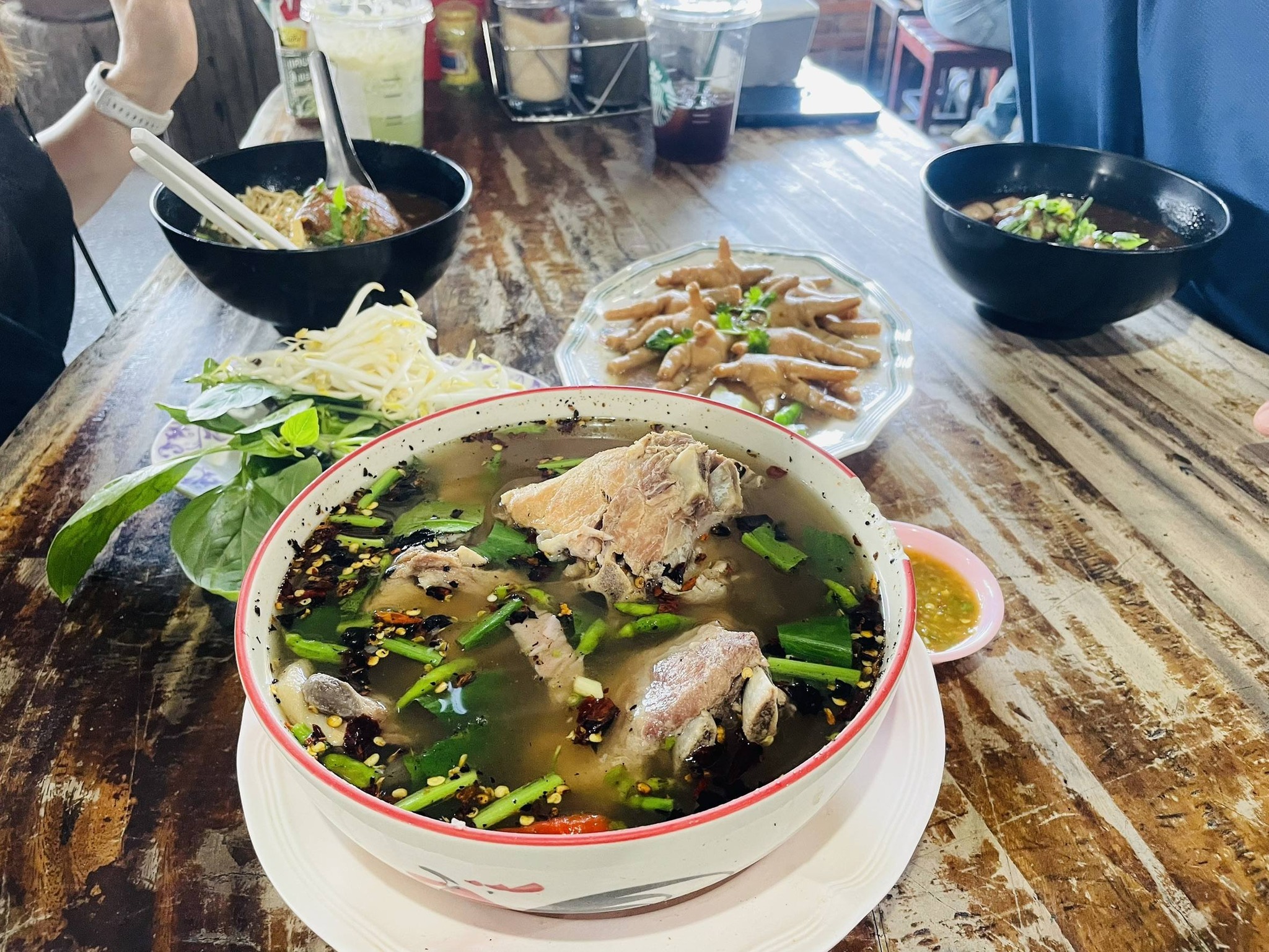 ก๋วยเตี๋ยวเรือในคลอง อยุธยา, กรุงเก่า"เตี๋ยวเรือ", ร้านก๋วยเตี๋ยวเรือโอ่งบนแพริมแม่น้ำน้อย, ก๋วยเตี๋ยวเรือกิมหลวน อยุธยา, ก๋วยเตี๋ยวเรือ ตาลเดี่ยว'เตี๋ยวเรือ, ก๋วยเตี๊ยวลุงแจ๊ะ (บัวหวาน), ร้านก๋วยเตี๋ยวตาไห (คลองท่อ), ก๋วยเตี๋ยวเรือแม่วันดี อยุธยา