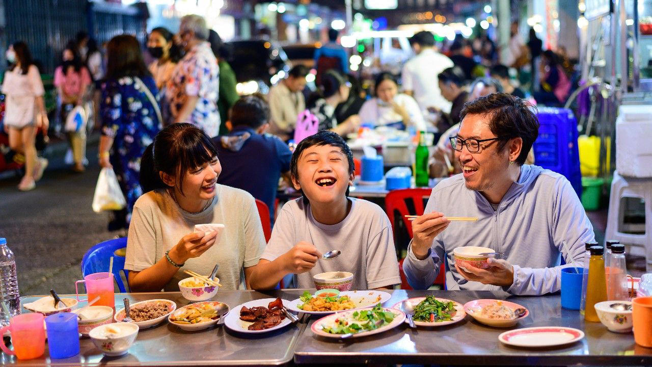 1. ของกินจตุจักร อิ่มตั้งแต่เที่ยงวันยันเที่ยงคืน, 2. ของกิน Central World ศูนย์กลางชาวเมือง, 3. ของกิน One Bangkok พิกัดใหม่, 4. ของกิน ลาดพร้าว อร่อย ครบทุกรส, 5. ของกินสยาม คาว-หวาน อร่อยกลางกรุง, 6. ของกินอารีย์ คาเฟ่ ร้านอาหารดัง, 7. ของกินรัชดา ห้วยขวาง คึกคักทั้งกลางวันและกลางคืน, 8. ของกินทรงวาด ถูกใจวัยรุ่น, 9. ของกินเยาวราช จัดเต็มอาหารหลากสไตล์, 10. ของกินพระนคร ย่านเก่าแก่ ของกินอร่อย